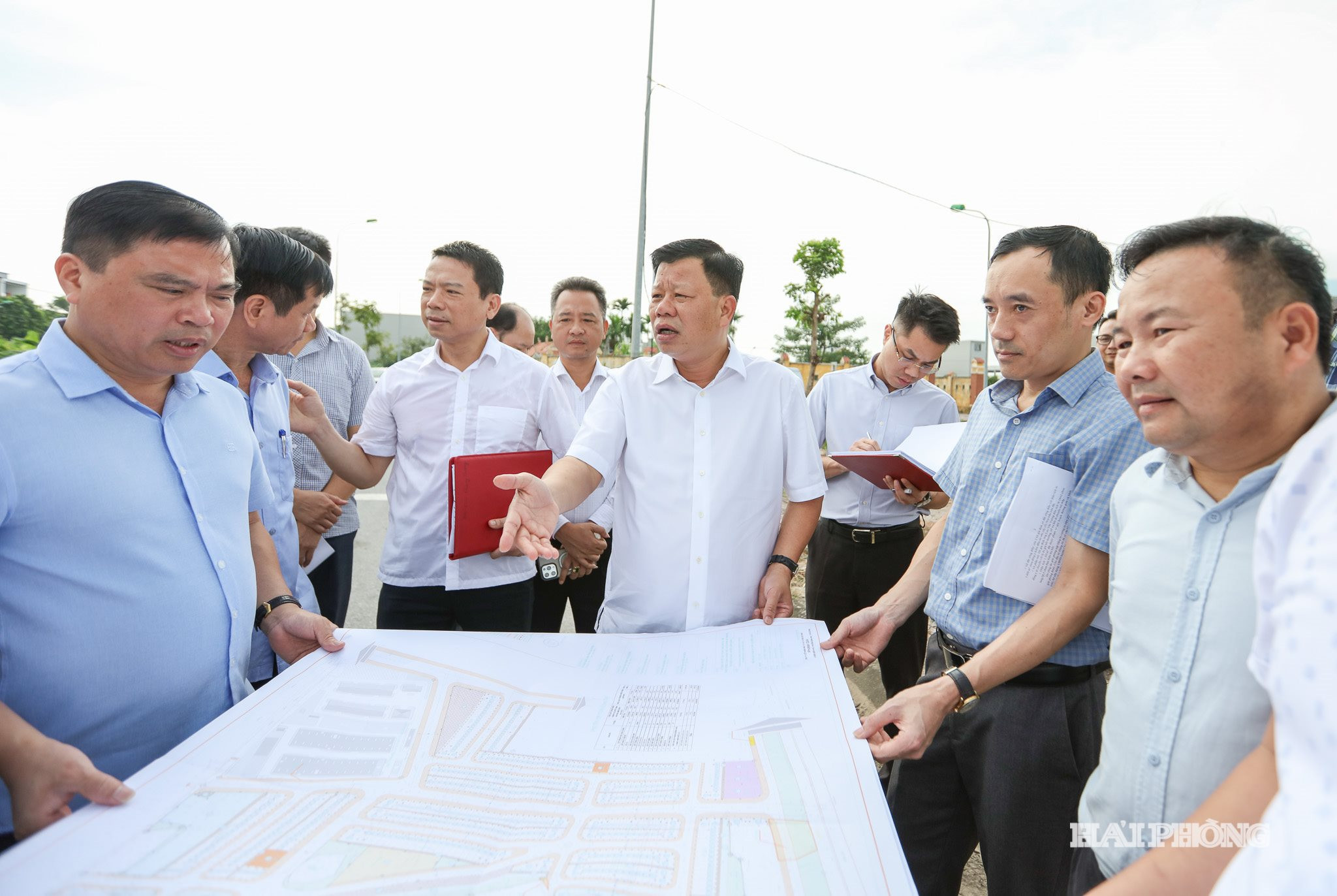 Đồng chí Lê Trung Kiên, Uỷ viên Ban Thường vụ Thành uỷ, Phó Chủ tịch UBND thành phố kiểm tra tại Dự án đầu tư xây dựng Khu dân cư mới phường Tứ Minh, thành phố Hải Dương và thôn Trụ, thị trấn Lai Cách (nay là phường Việt Hòa)