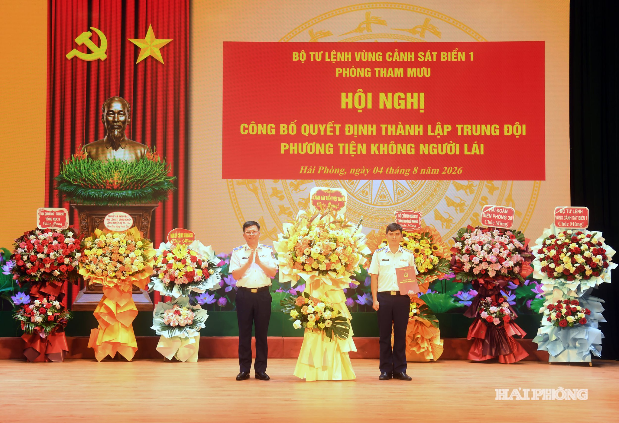 Thiếu tướng Lê Đình Cường trao quyết định của Tổng Tham mưu trưởng về việc thành tập Trung đội Phương tiện không người lái