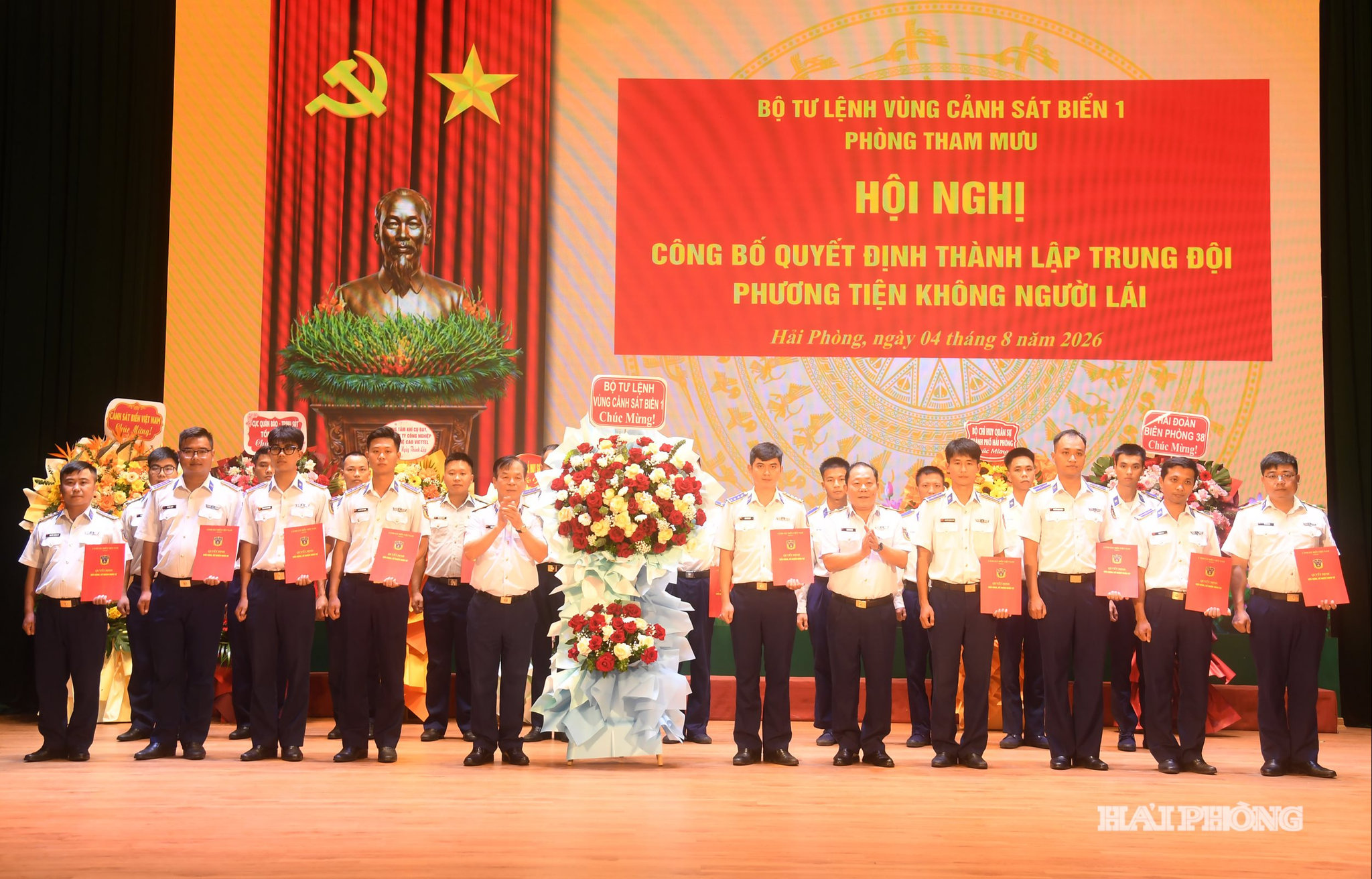 Thiếu tướng Trần Văn Thơ, Tư lệnh Vùng và Thiếu tướng Trần Văn Hậu, Chính uỷ Vùng trao quyết định công tác nhân sự và tặng hoa chúc mừng Trung đội Phương tiện không ng