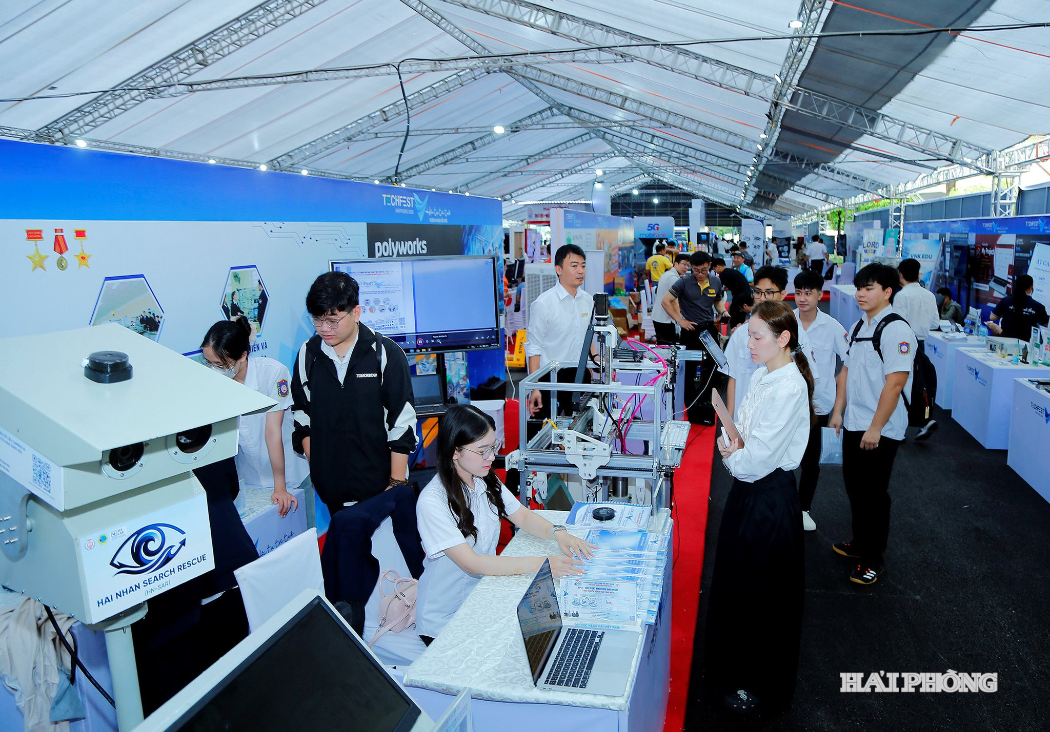 Techfest HaiPhong 2026 diễn ra trong 2 ngày 4 và 5/8, có sự tham dự của đại biểu đến từ 5 quốc gia gồm: Hàn Quốc, Trung Quốc, Singapore, Nhật Bản và Thái Lan; thu hút hơn 3.000 đại biểu trực tiếp và khoảng 10.000 lượt tham dự trực tuyến.