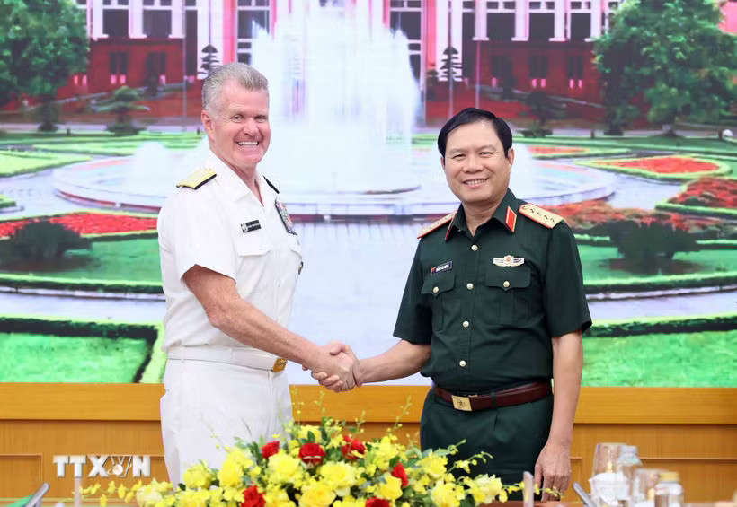 Đại tướng Nguyễn Tân Cương, Tổng Tham mưu trưởng Quân đội nhân dân Việt Nam và Đô đốc Samuel Paparo, Tư lệnh Bộ Tư lệnh Thái Bình Dương chụp ảnh chung. (Ảnh: An Đăng/TTXVN)
