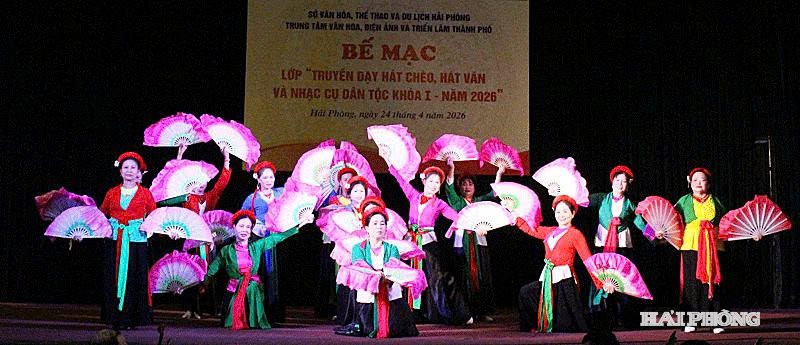 dua-nghe-thuat-den-gan-cong-chung1.jpg