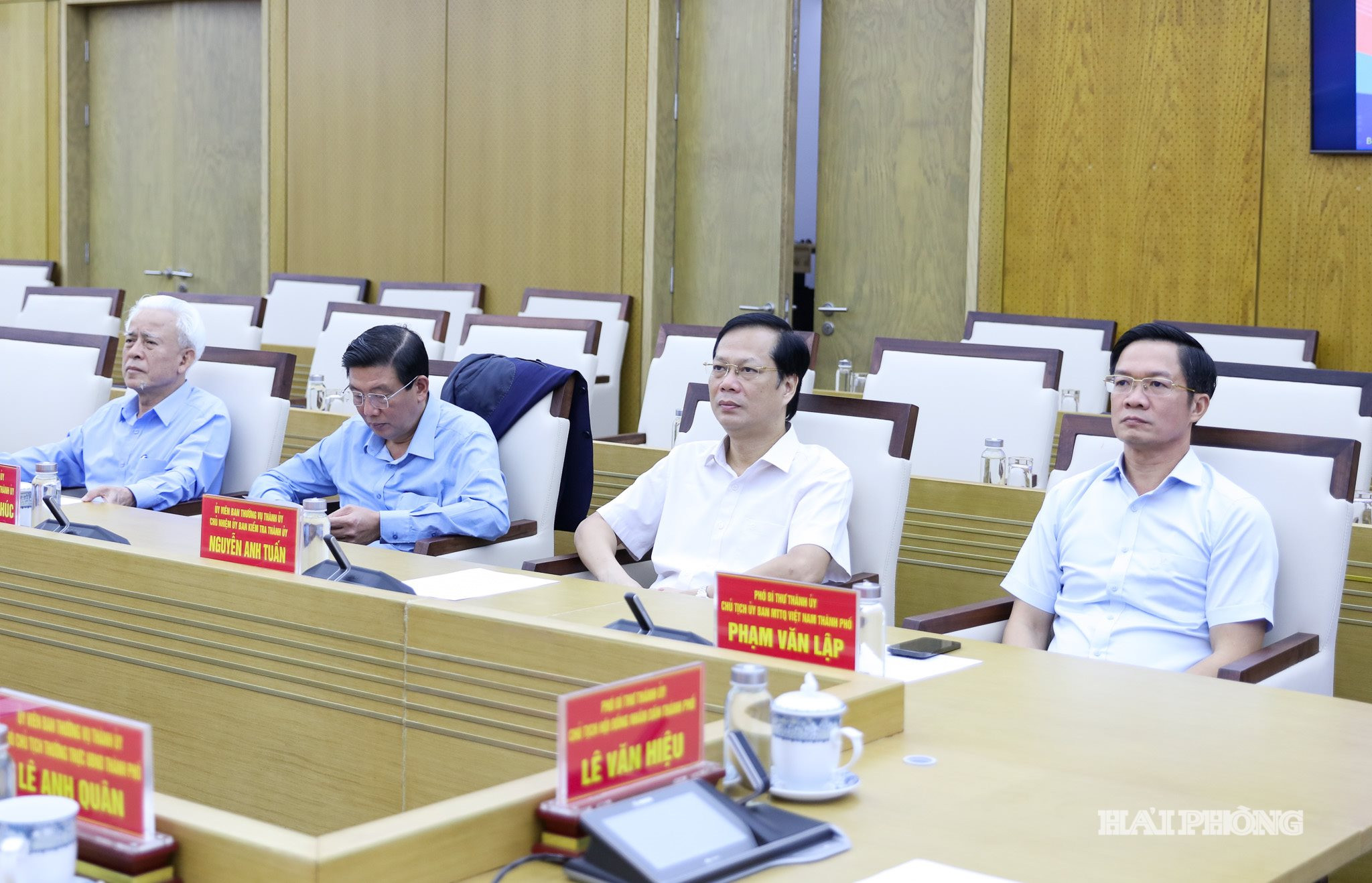Đồng chí Phạm Văn Lập, Phó Bí thư Thành ủy, Chủ tịch Ủy ban MTTQ Việt Nam thành phố cùng các đồng chí lãnh đạo dự tại điểm cầu