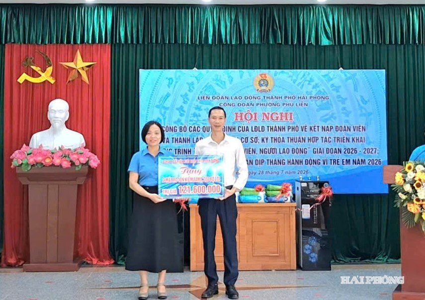 Đại diện Công ty CP Xuất nhập khẩu Thiên Dương trao quà tặng cán bộ, đoàn viên, người lao động phường Phù Liễn trị giá 121,6 triệu đồng.