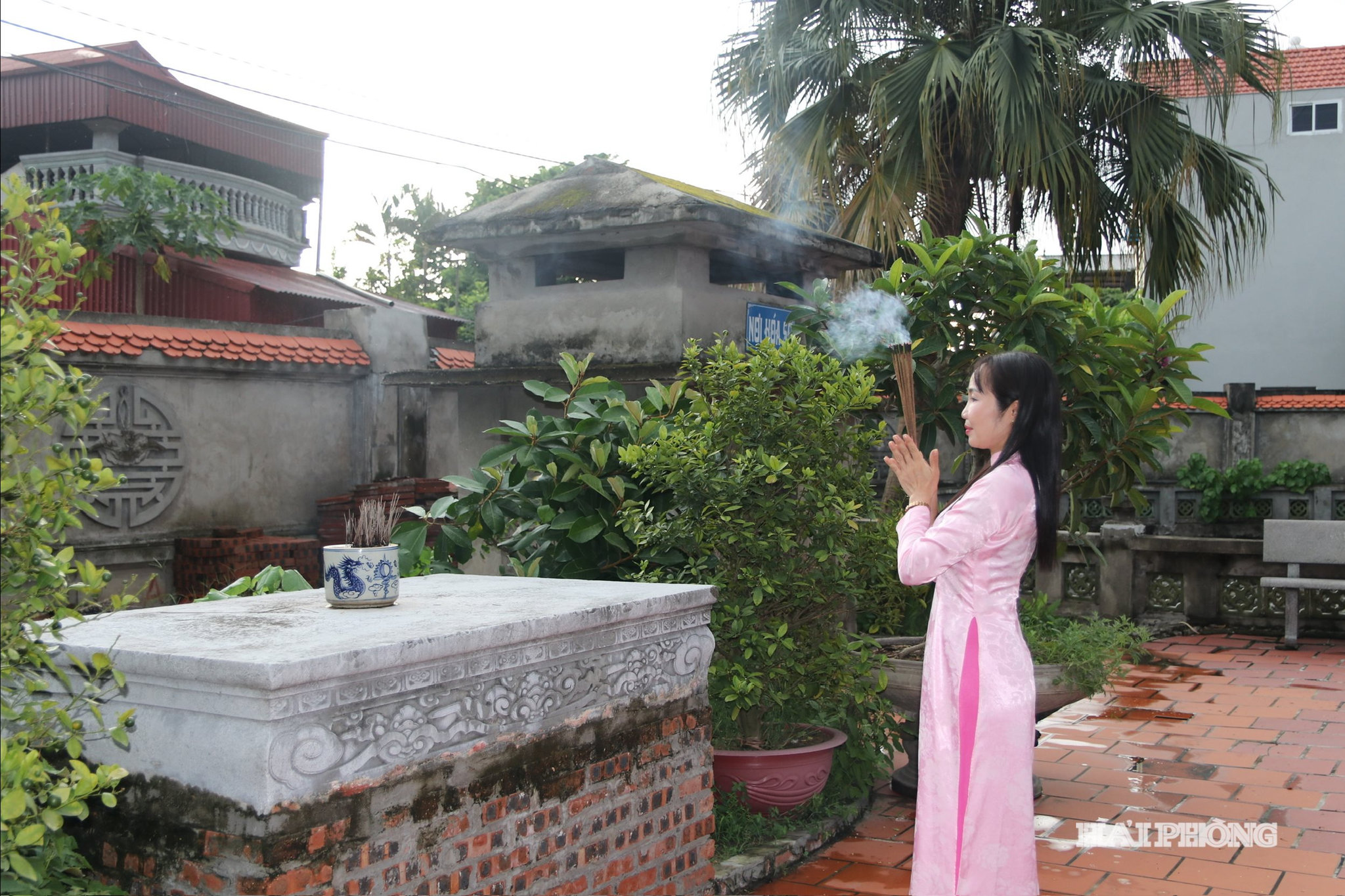 Sập đá cổ tại đền Xưa gắn với các nghi thức cúng tế lộ thiên.