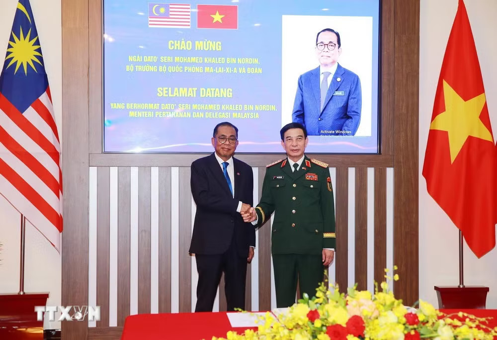Phó Thủ tướng, Bộ trưởng Quốc phòng Phan Văn Giang và Bộ trưởng Quốc phòng Malaysia Dato Seri Mohamed Khaled Bin Nordin chụp ảnh chung trước khi hội đàm. (Ảnh: Trọng Đức/TTXVN) ttxvn-bo-truong-quoc-phong-malaysia-tham-chinh-thuc-viet-nam-2.jpg
