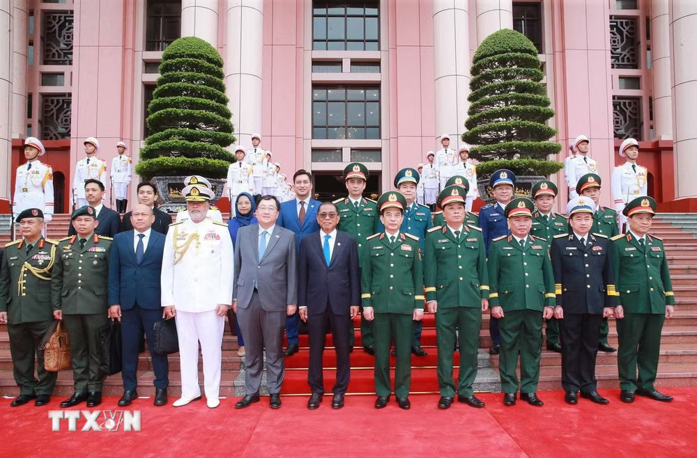 Phó Thủ tướng, Bộ trưởng Quốc phòng Phan Văn Giang và Bộ trưởng Quốc phòng Malaysia Ngài Dato Seri Mohamed Khaled Bin Nordin cùng quan chức Quốc phòng hai nước chụp ảnh chung tại Lễ đón. (Ảnh: Trọng Đức/TTXVN) ttxvn-bo-truong-quoc-phong-malaysia-tham-chinh-thuc-viet-nam-3.jpg