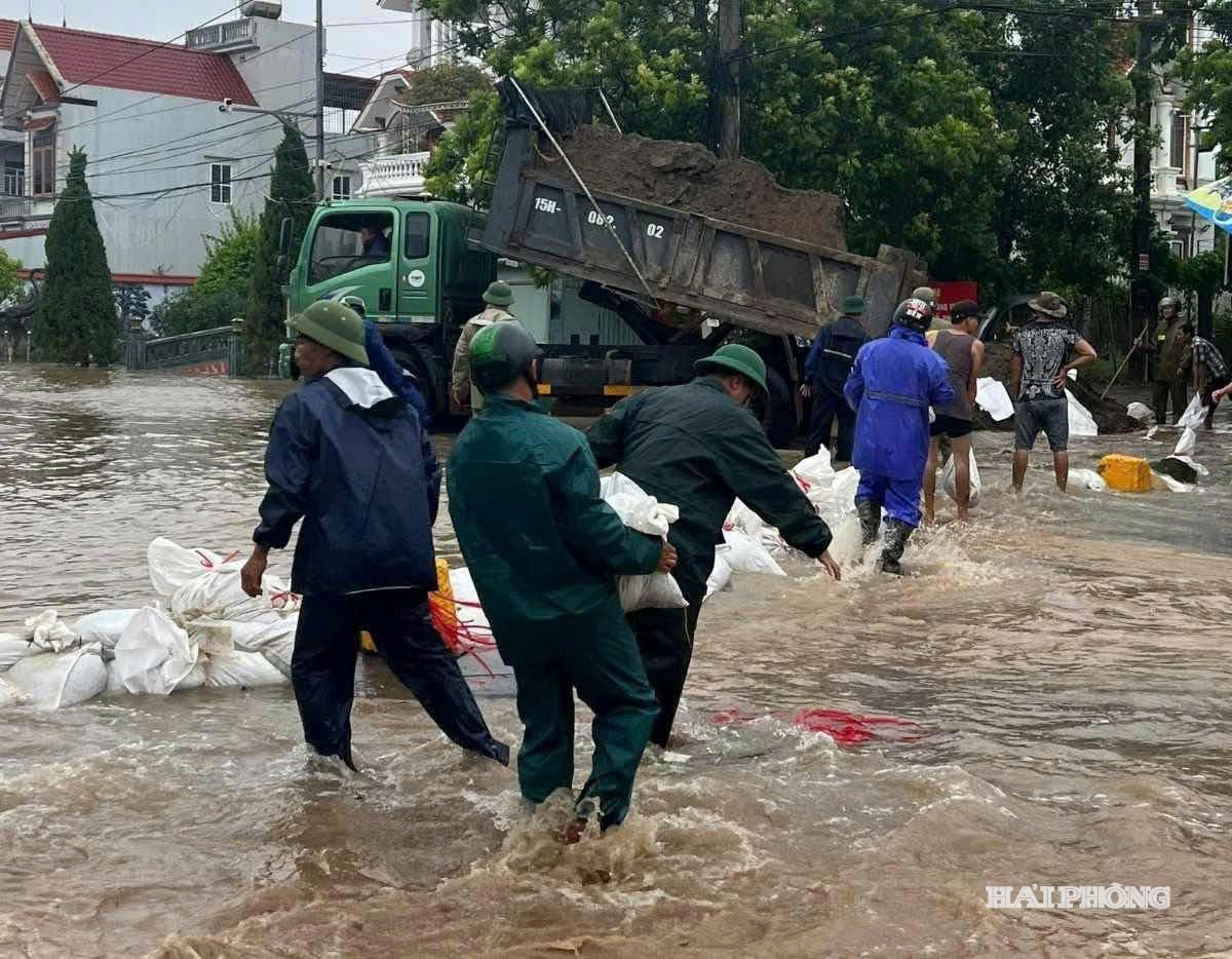 Đội xung kích phòng chống thiên tai xã An Hưng tham gia chống tràn đê Văn Úc trong cơn bão số 3 năm 2025.
