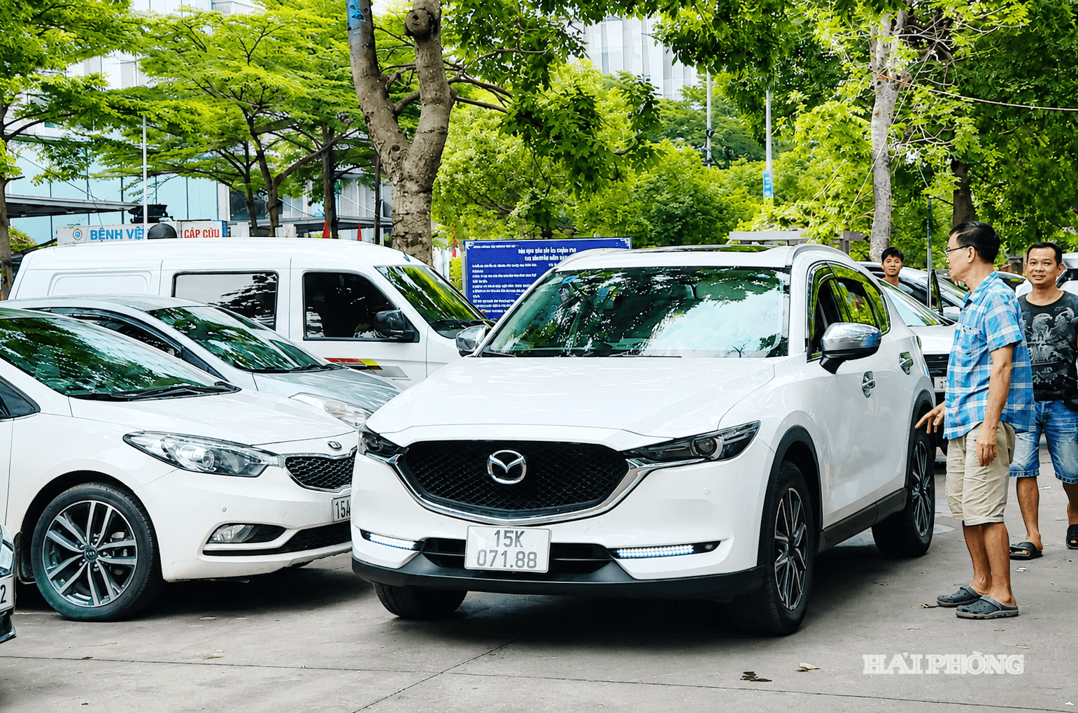 Bãi đỗ xe miễn phí số 125 phố Nguyễn Đức Cảnh luôn trong tình trạng quá tải.