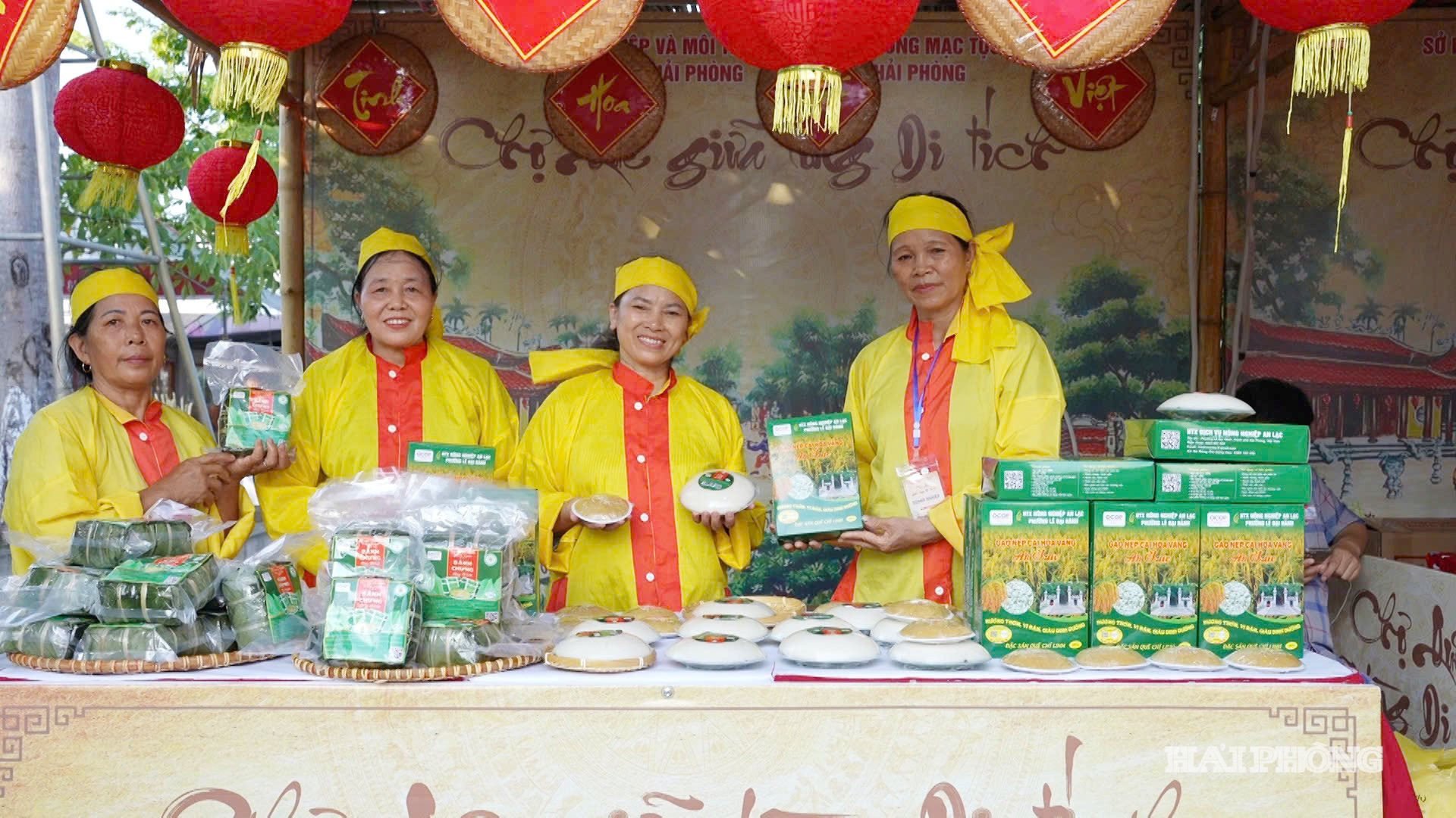 Chợ quê thời Mạc với nhiều gian hàng ẩm thực truyền thống.