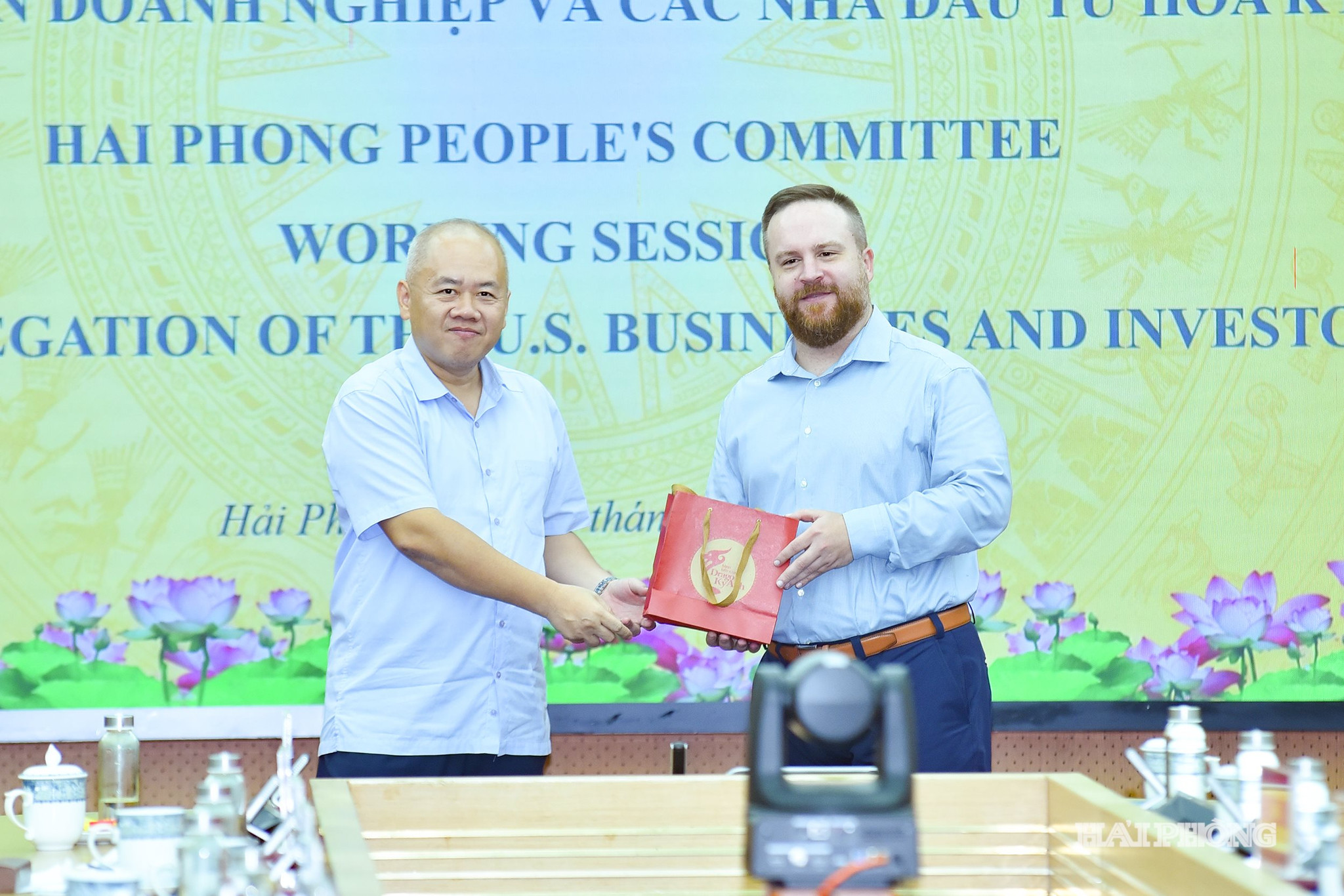Đồng chí Đỗ Thành Trung, Phó Bí thư Thành uỷ, Chủ tịch UBND thành phố tặng quà lưu niệm Đoàn doanh nghiệp Hoa Kỳ.