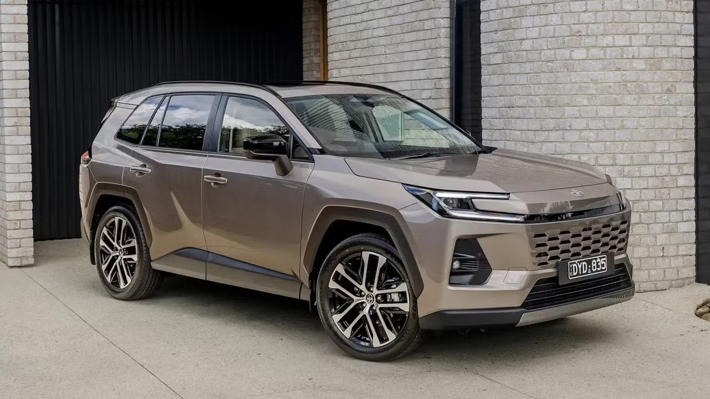 Mitsubishi nhắm cạnh tranh với SUV bán chạy nhất của Toyota - Ảnh 1.