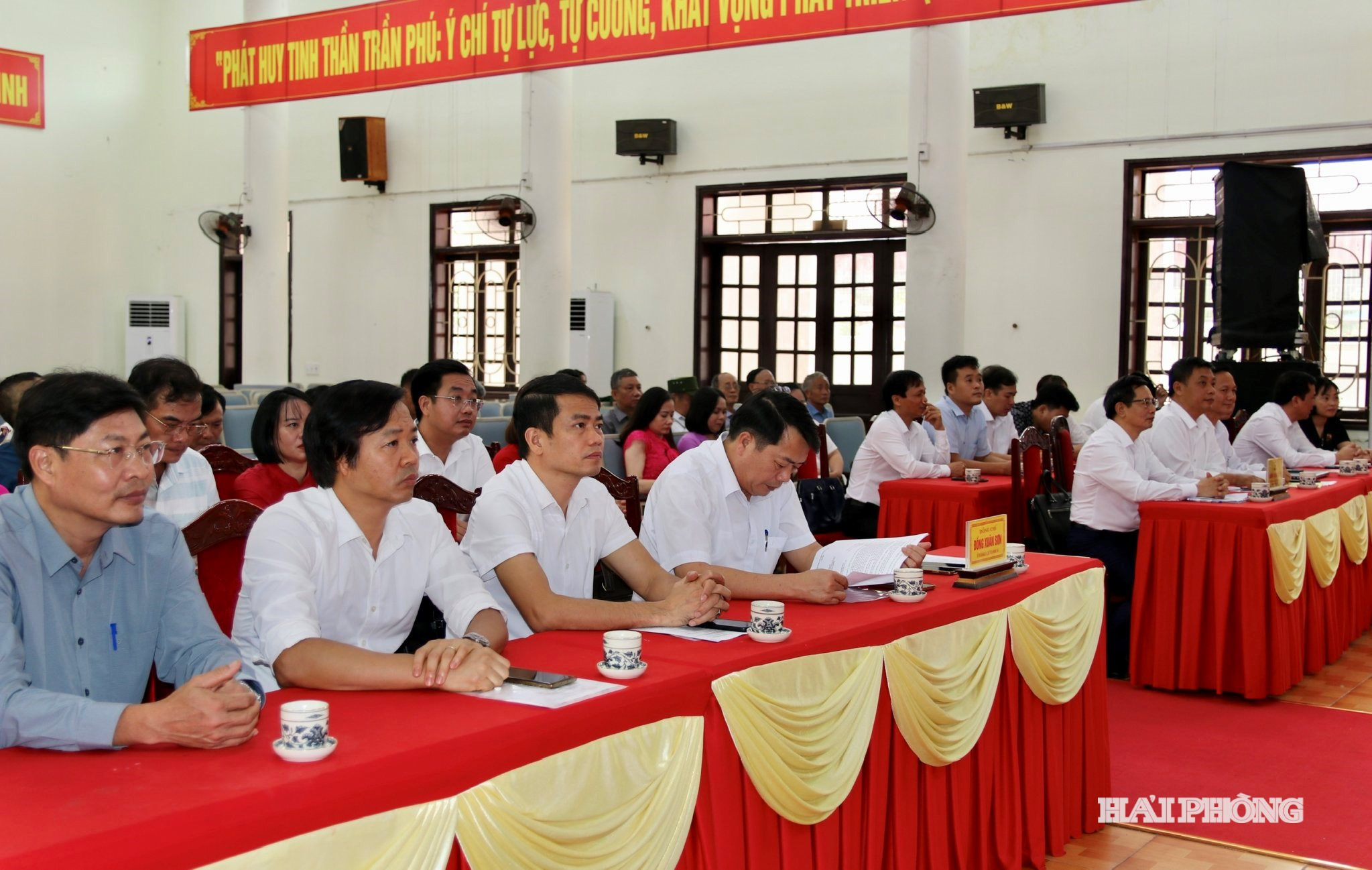 dai-bieu-du-hoi-nghi.jpg