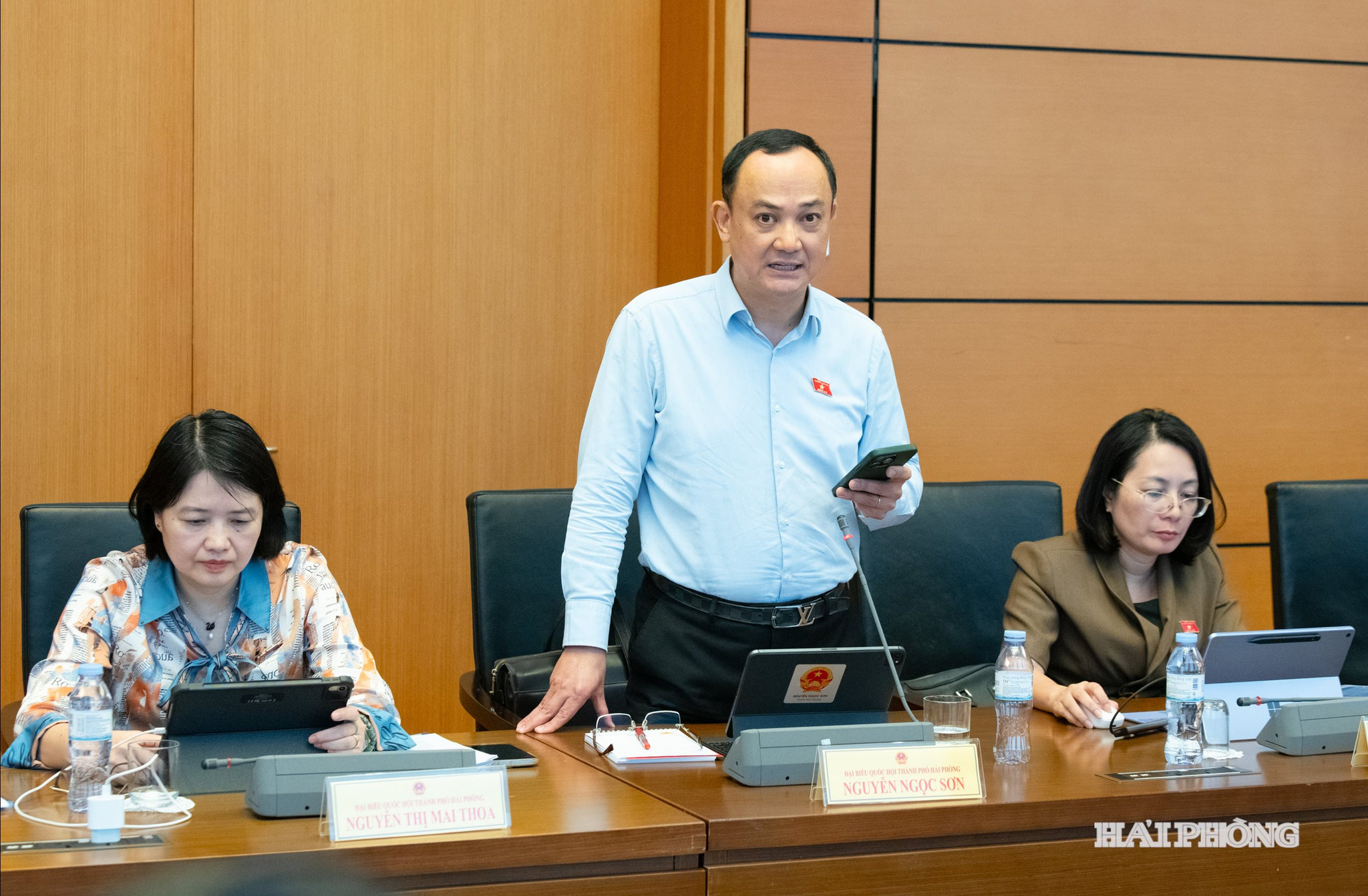Đại biểu Nguyễn Ngọc Sơn, Ủy viên chuyên trách Uỷ ban Khoa học, Công nghệ và Môi trường của Quốc hội đề nghị làm rõ tổng kinh phí đã thực hiện và phương án xử lý phần diện tích đã giải phóng mặt bằng để thực hiện dự án nhưng lại thay đổi chủ trương đầu tư (ảnh do Văn phòng Đoàn đại biểu Quốc hội và HĐND thành phố Hải Phòng cung cấp).