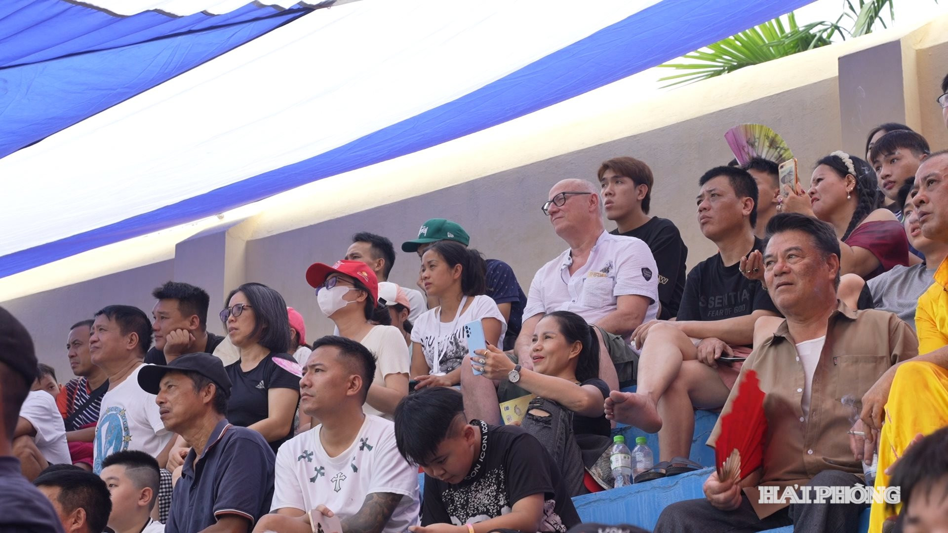 Không hiếm gặp cảnh các vị khách nước ngoài chăm chú theo dõi các trận đấu vòng loại của Lễ hội chọi trâu Đồ Sơn năm 2026.