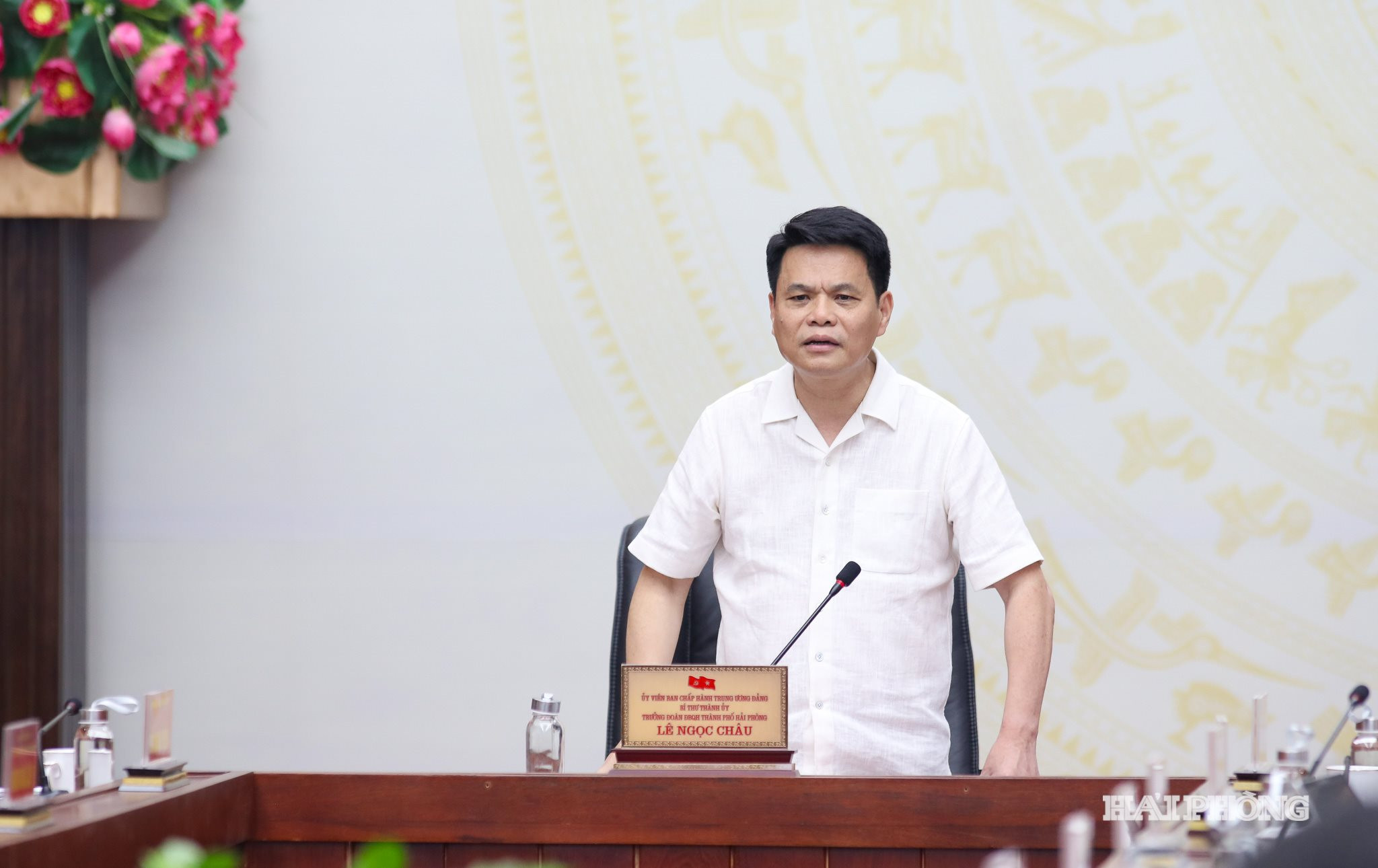 Đồng chí Lê Ngọc Châu, Ủy viên Trung ương Đảng, Bí thư Thành ủy, Trưởng Đoàn đại biểu Quốc hội thành phố Hải Phòng phát biểu kết luận hội nghị