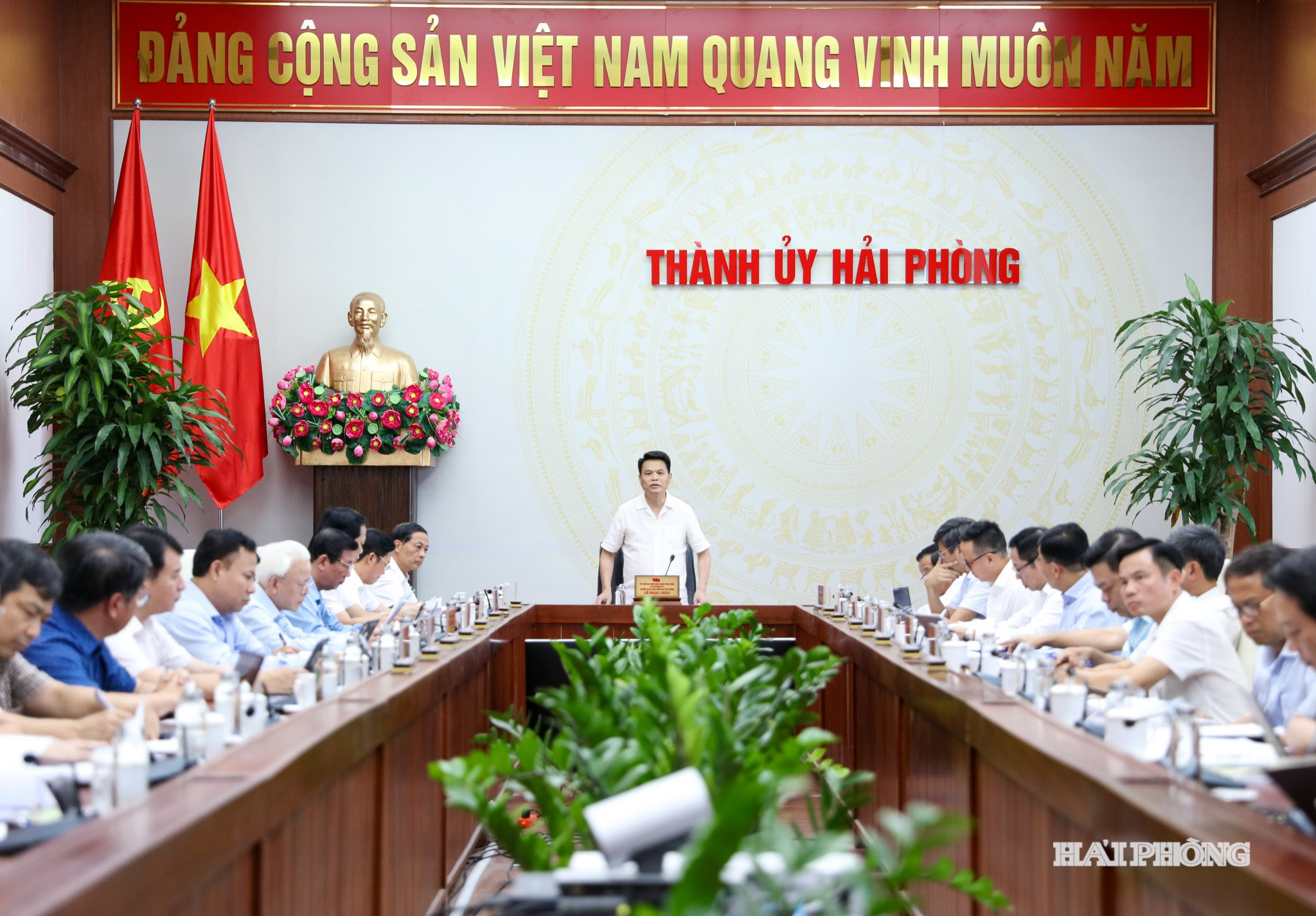 Đồng chí Lê Ngọc Châu, Ủy viên Trung ương Đảng, Bí thư Thành ủy, Trưởng Đoàn đại biểu Quốc hội thành phố Hải Phòng chủ trì cuộc họp.