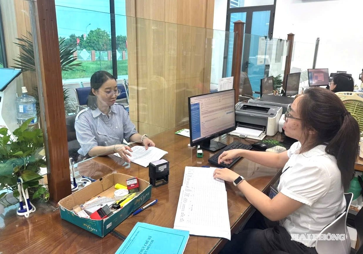 Công chức Trung tâm Phục vụ hành chính công phường Việt Hòa tiếp nhận, giải quyết thủ tục hành chính cho người lao động ngoài giờ hành chính.