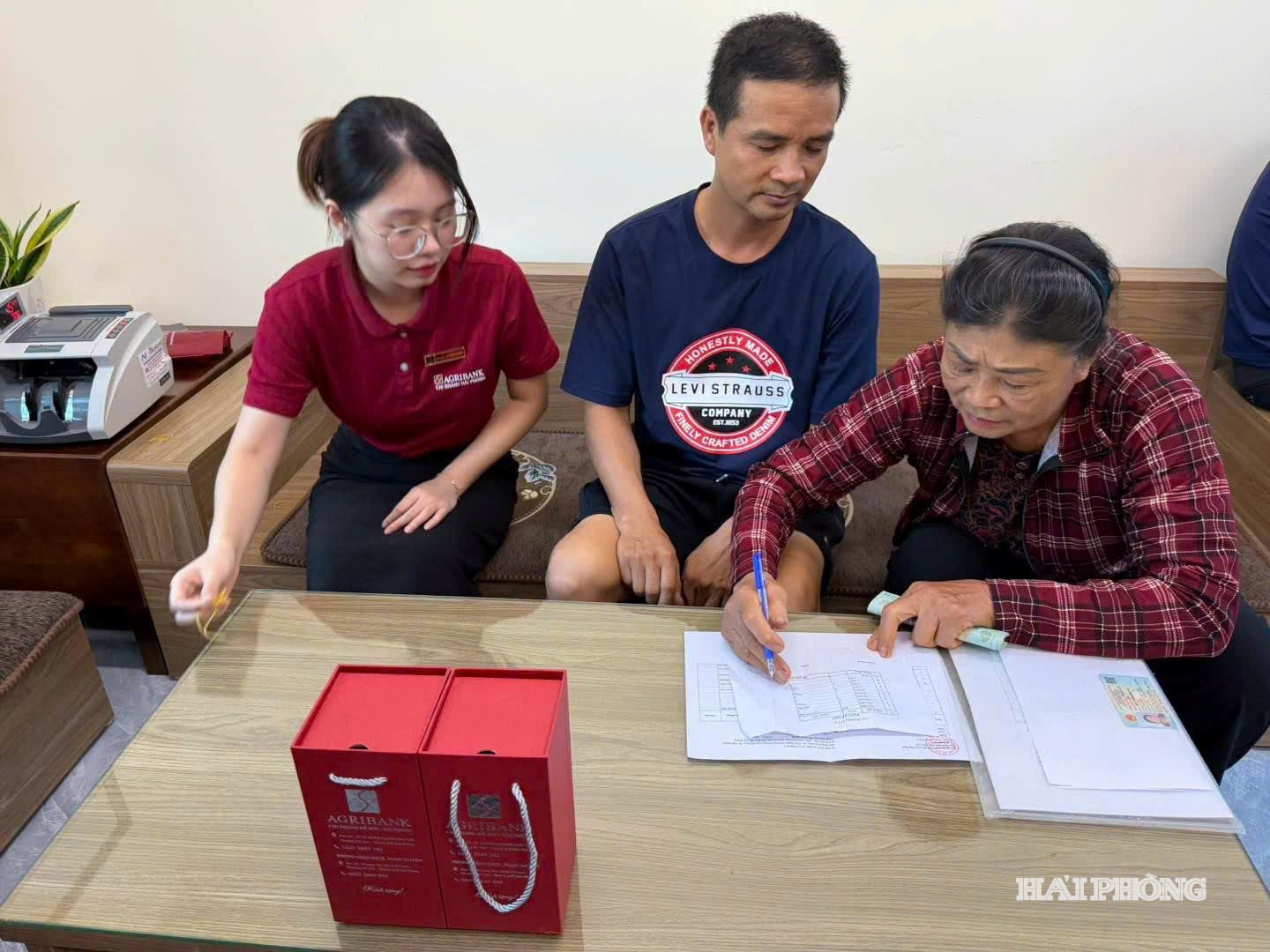 Người dân phường Nam Đồ Sơn nhận tiền hỗ trợ bồi thường giải phóng mặt bằng.