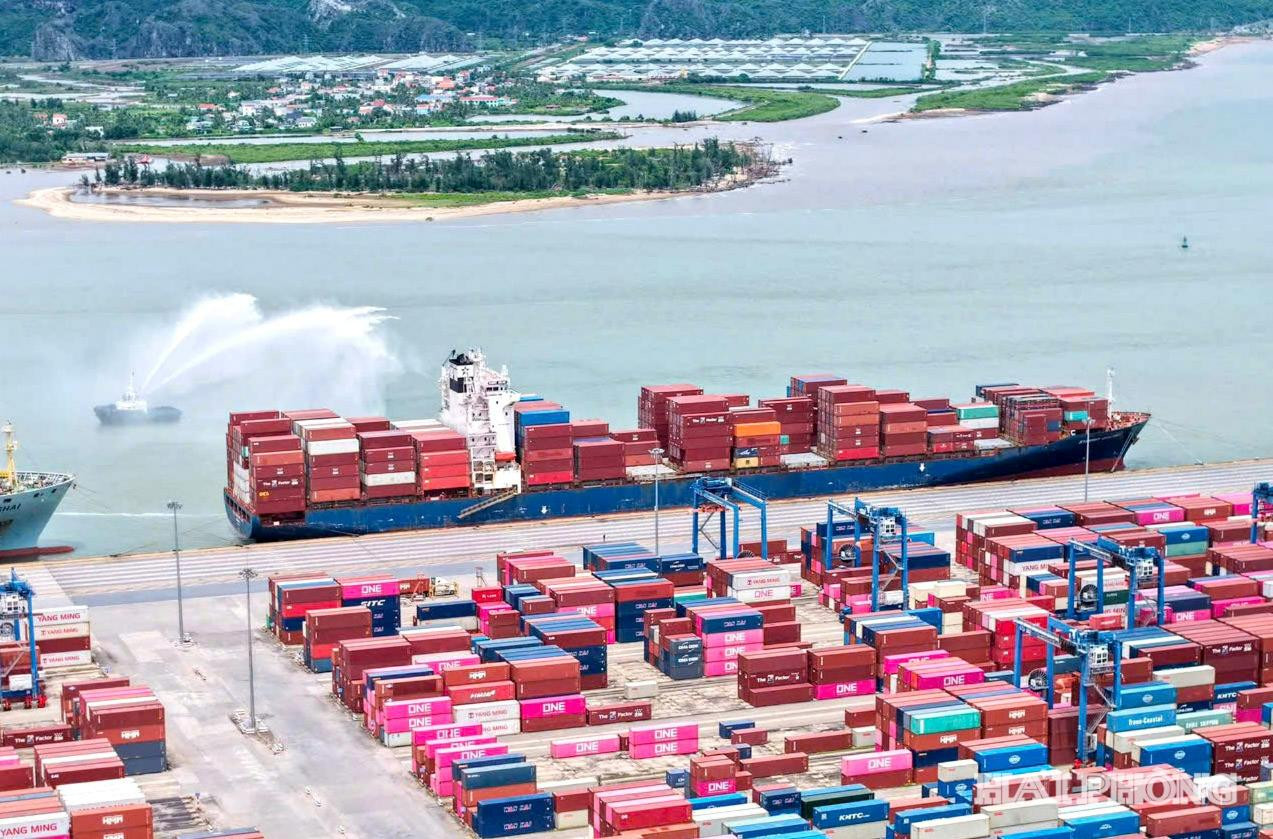 Tàu làm hàng tại cảng TC-HICT, Lạch Huyện (Hải Phòng).