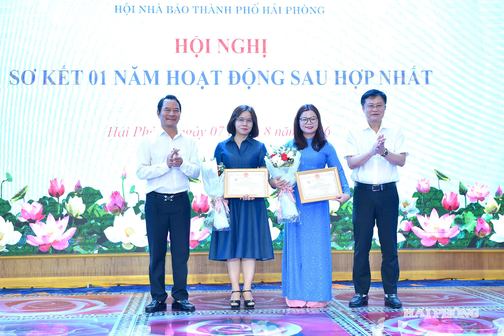 Các đồng chí: Phạm Văn Tuấn, Giám đốc Báo và phát thanh, truyền hình Hải Phòng; Nguyễn Anh Tú, Chủ tịch Hội Nhà báo thành phố trao giấy khen tặng các tập thể có thành tích xuất sắc.