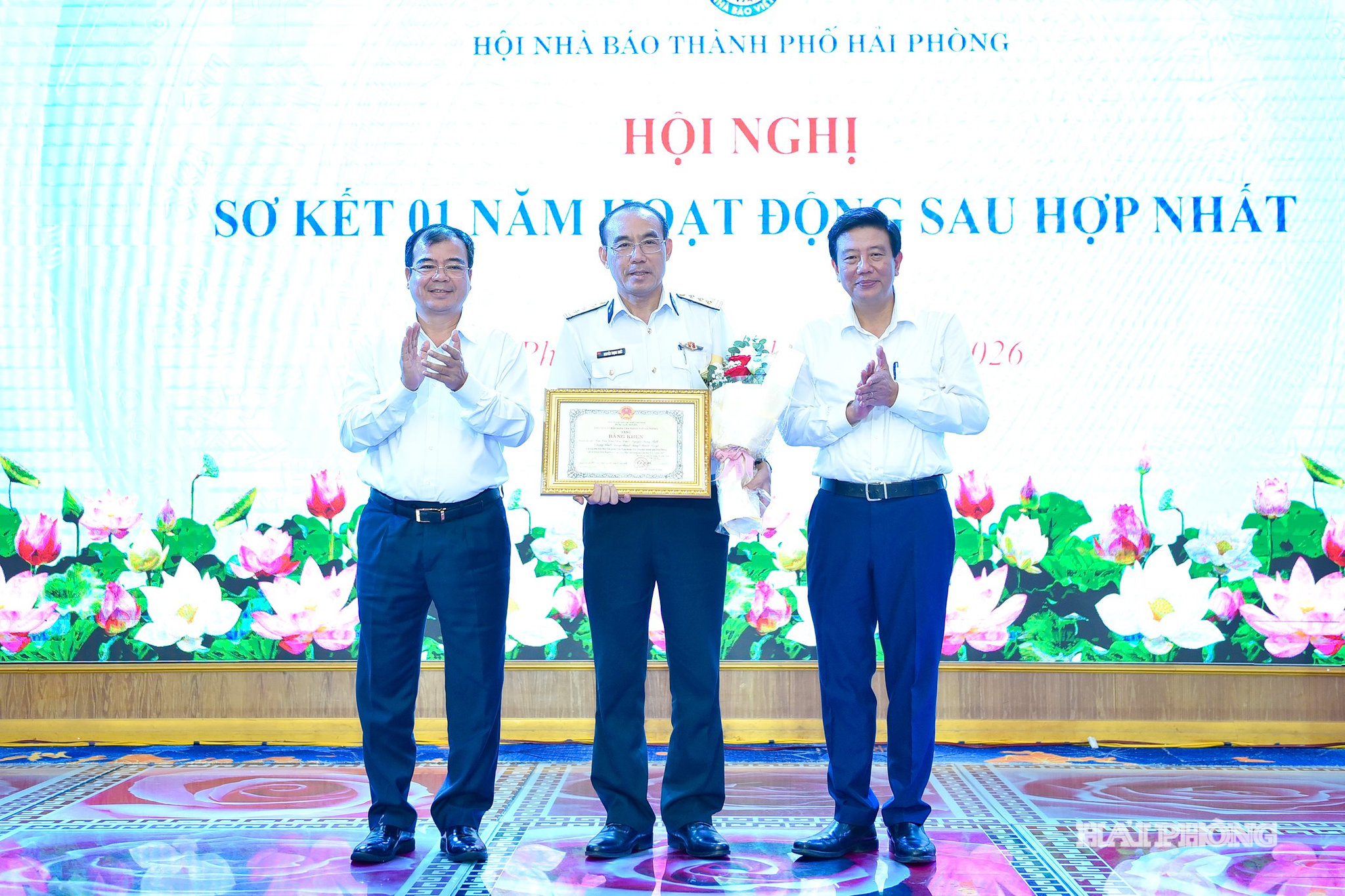 Các đồng chí: Nguyễn Quang Phúc, Ủy viên Ban Thường vụ Thành ủy, Trưởng Ban Tuyên giáo và Dân vận Thành ủy; Nguyễn Minh Hùng, Phó Chủ tịch UBND thành phố trao bằng khen tặng nhóm tác giả có thành tích cao tại Giải Báo chí quốc gia.