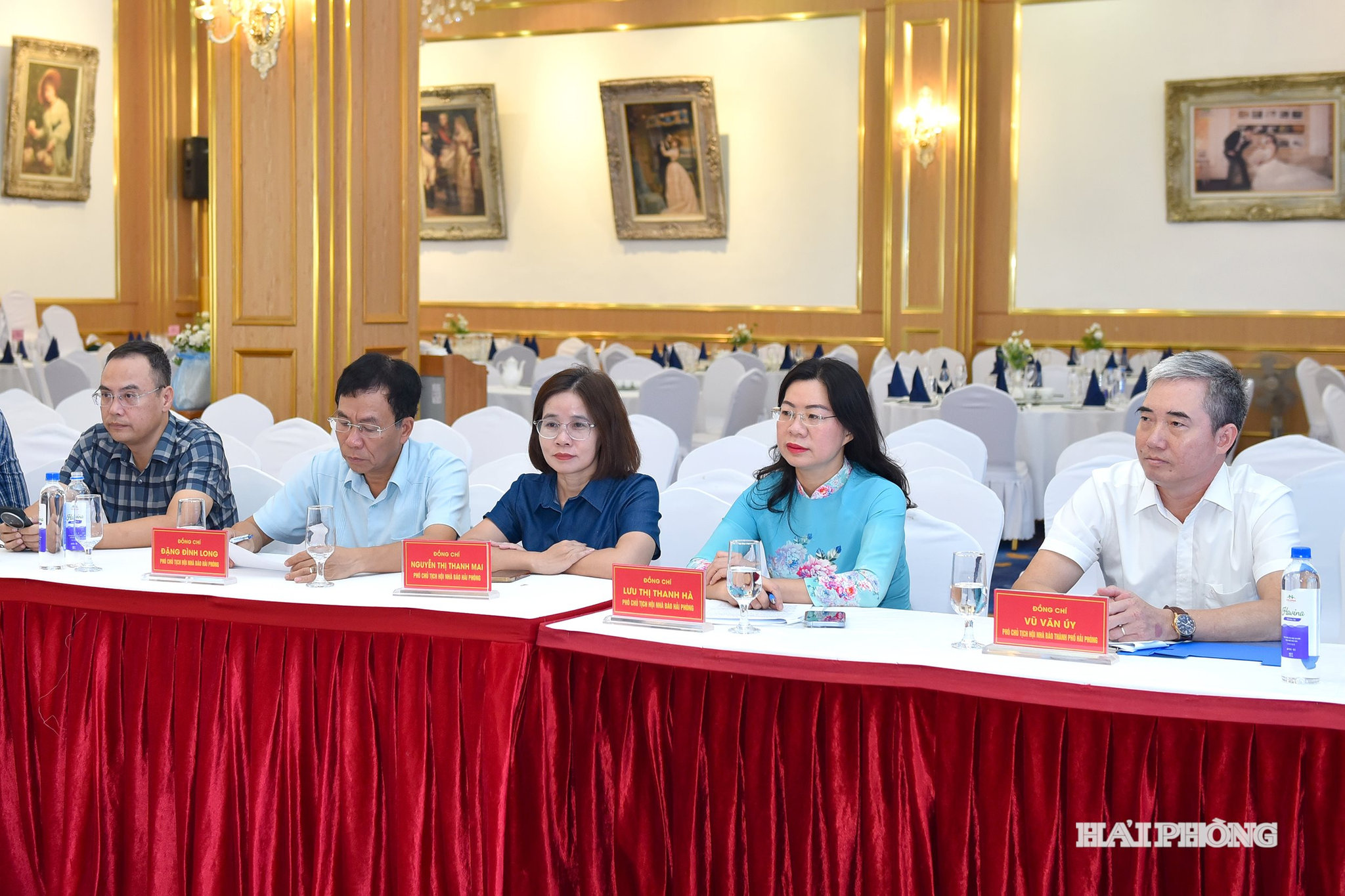 Các đại biểu dự hội nghị.