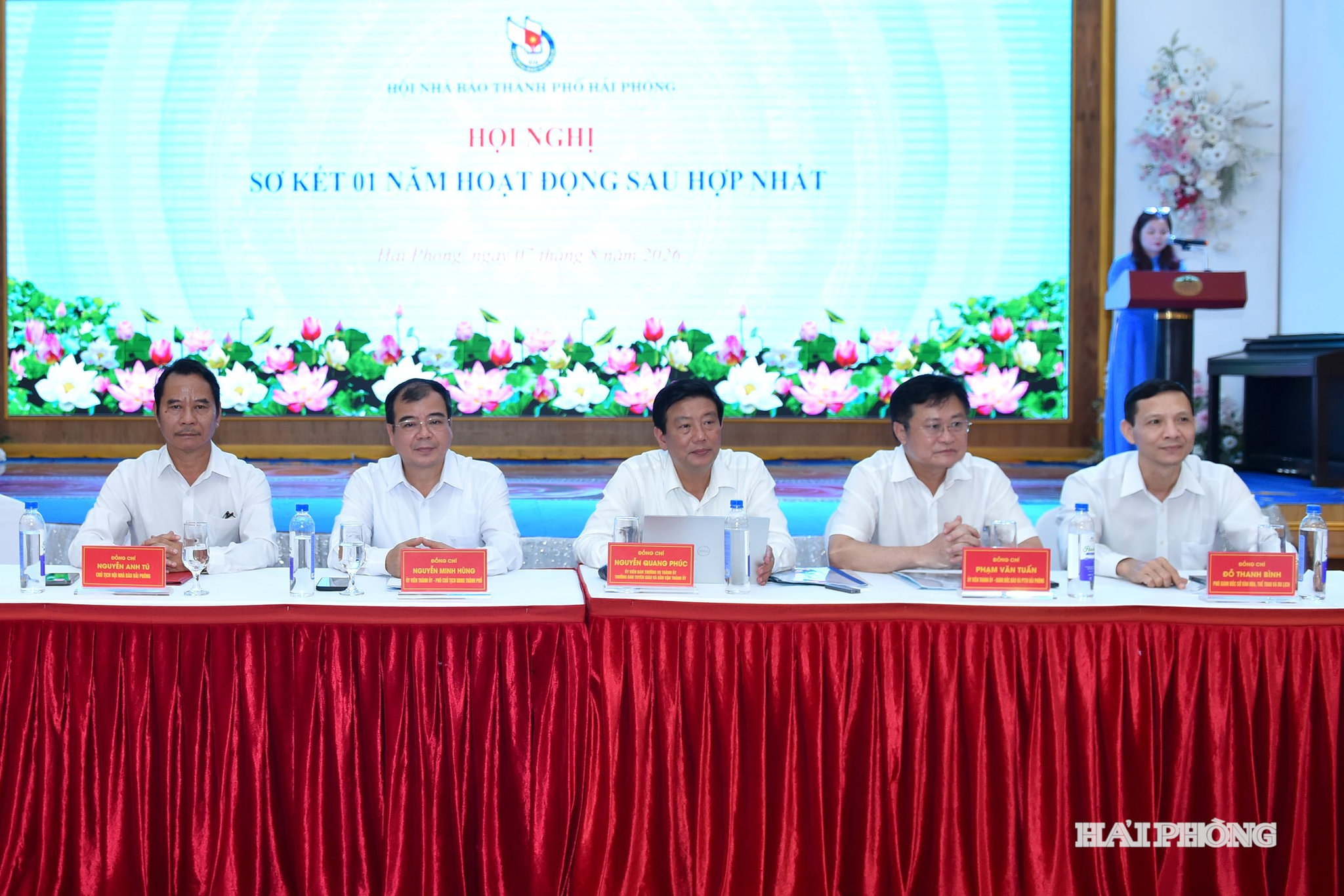 Các đại biểu dự hội nghị.