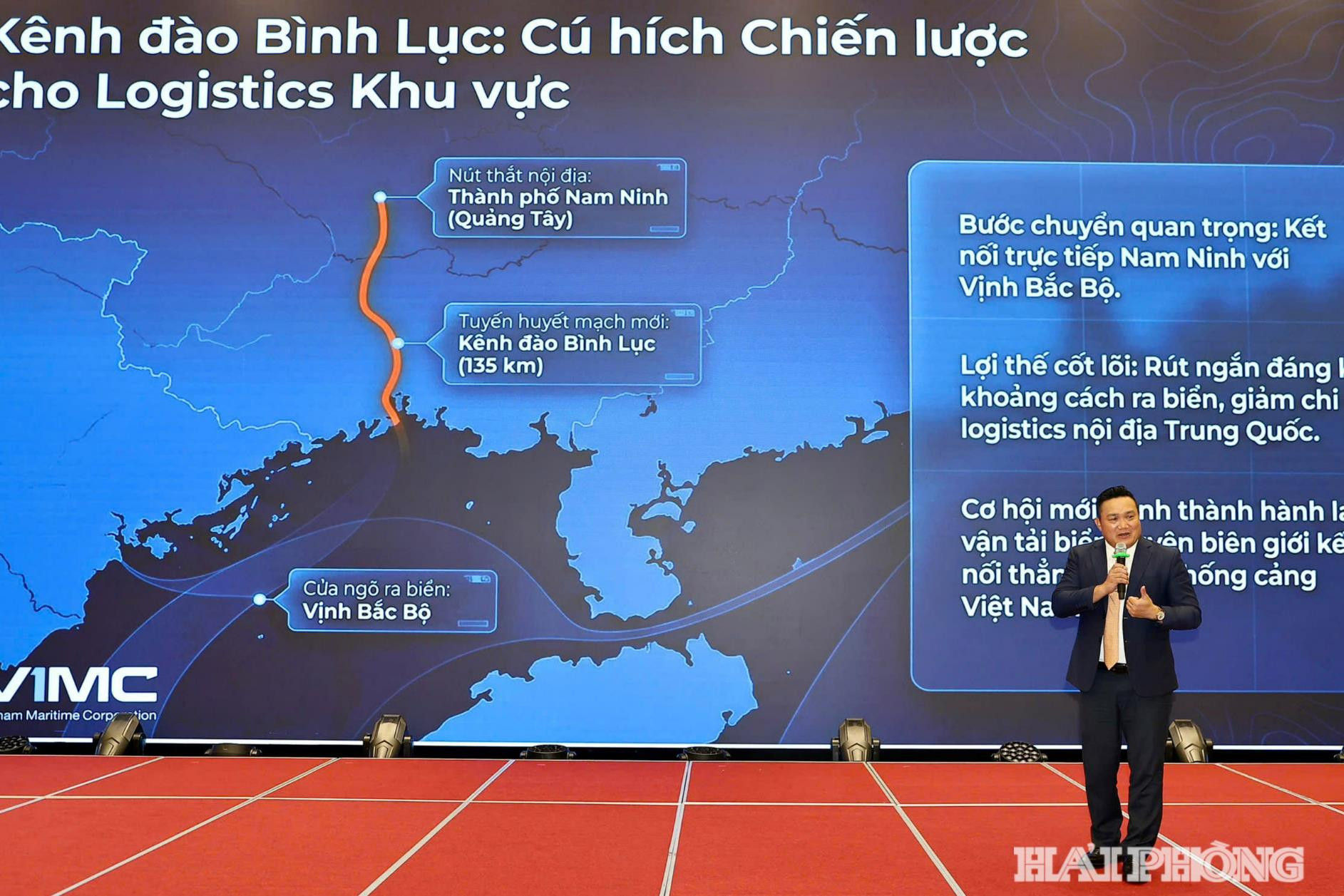 Đại diện Tổng công ty Hàng hải Việt Nam (VIMC) chia sẻ tại hội thảo. 