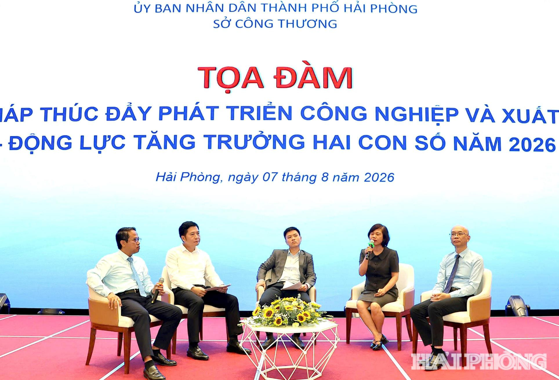 Trong phần tọa đàm, các đại biểu nêu nhiều đề xuất, giải pháp kéo giảm chi phí logistics và thúc đẩy phát triển công nghiệp.