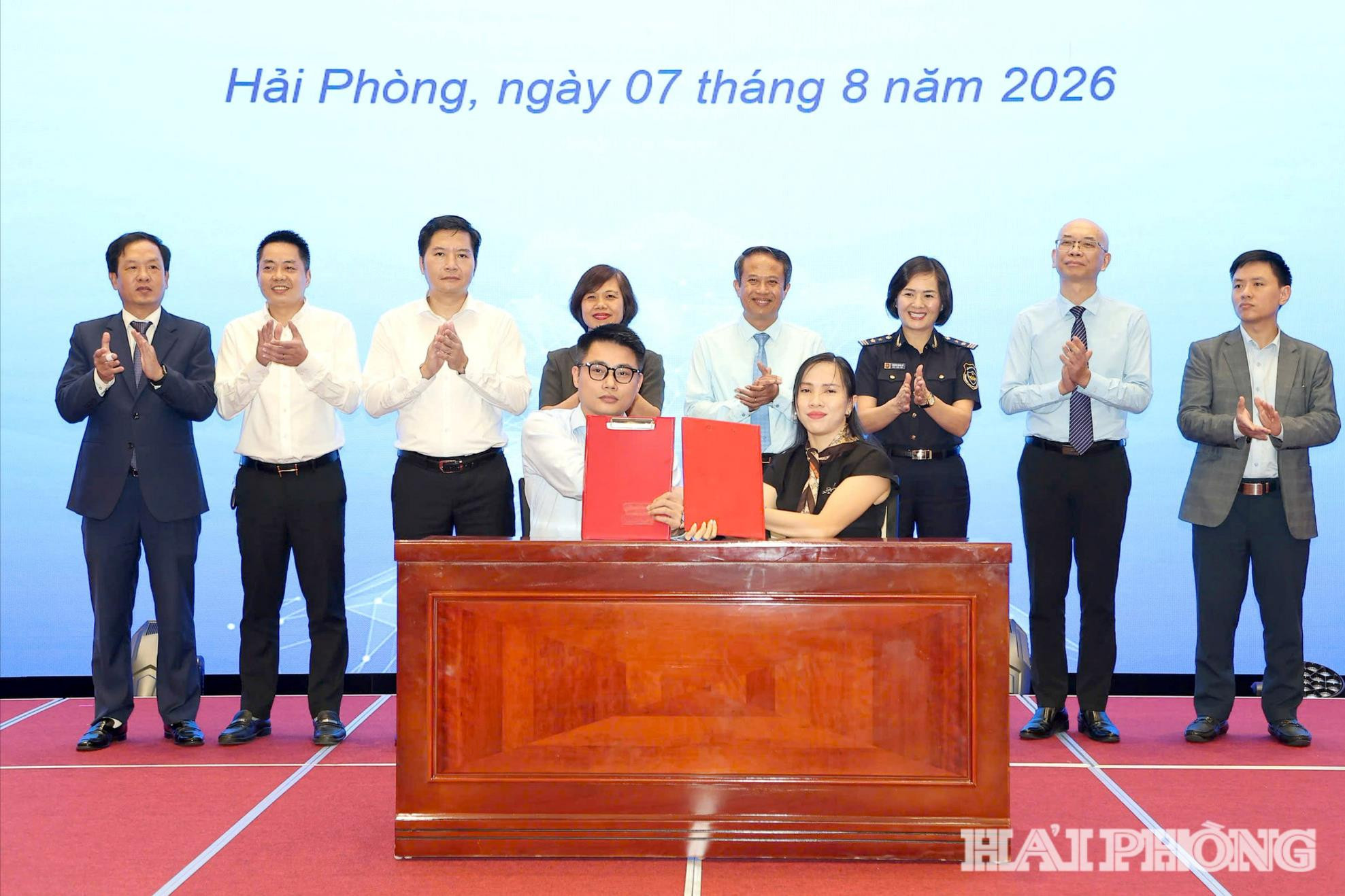 Ảnh báo in: Trong khuôn khổ hội thảo, đại diện các doanh nghiệp ký kết 3 biên bản ghi nhớ hợp tác.