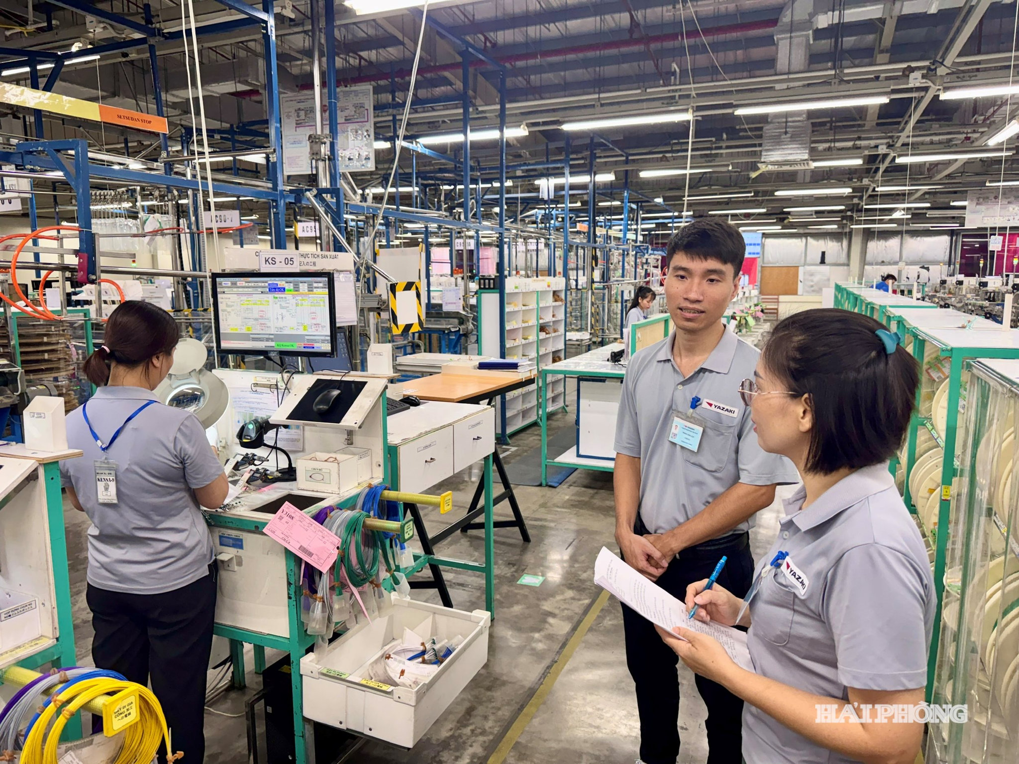 Anh Trần Văn Lộc, Trợ lý sản xuất, Công ty TNHH Yazaki Hải Phòng Việt Nam (Khu công nghiệp Nhật Bản Hải Phòng) trao đổi với đồng nghiệp.