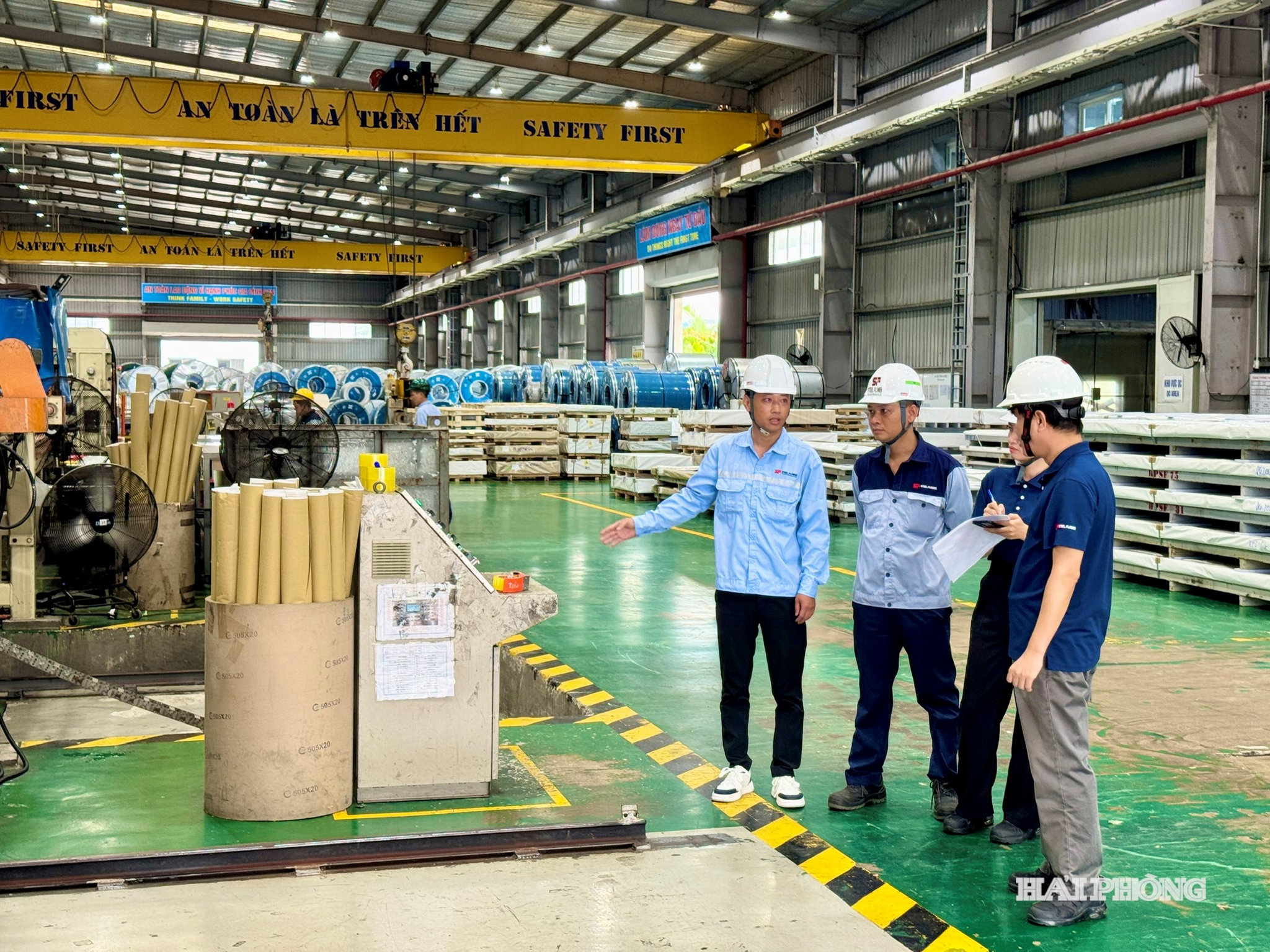 Anh Ngô Văn Tài (bên trái), Trưởng nhóm quản lý sản xuất, Công ty TNHH Điện tử và máy móc Steel Flower Hải Phòng với giải pháp “Cải tiến công đoạn xếp sản phẩm luân phiên giúp nâng cao hiệu quả sản xuất tại dây chuyền chặt tấm thép”.