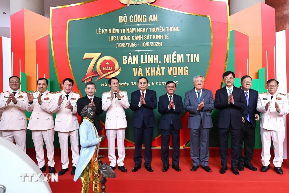 ttxvn-0808-chu-tich-quoc-hoi-canh-sat-kinh-te-1.jpg