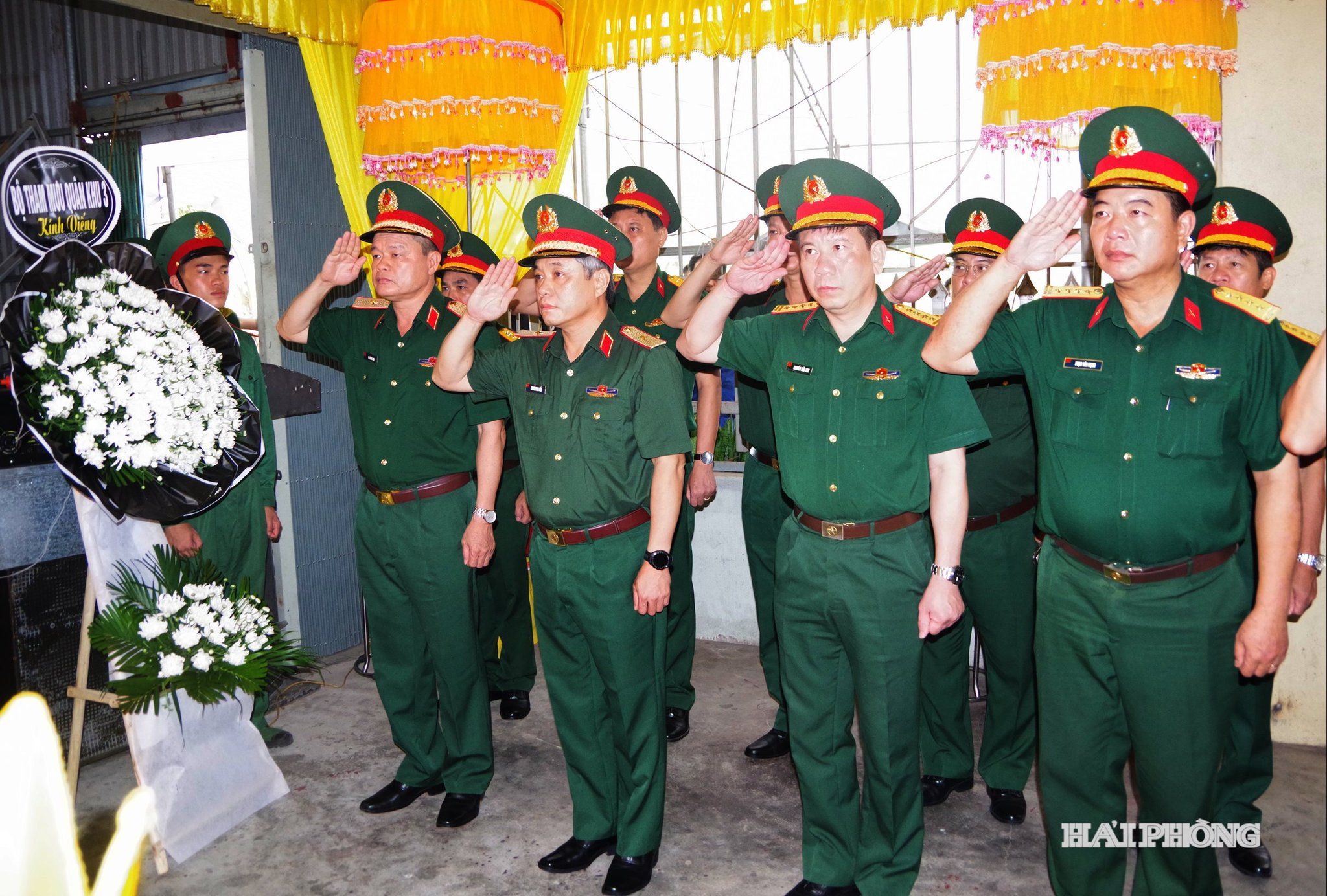 02.Thiếu tướng Nguyễn Nam Tiến, Ủy viên Thường vụ Đảng ủy, Chủ nhiệm Chính trị Quân khu 3 và các thành viên trong đoàn công tác Quân khu dành phút mặc niệm Trung sĩ Cao Tuấn Anh.