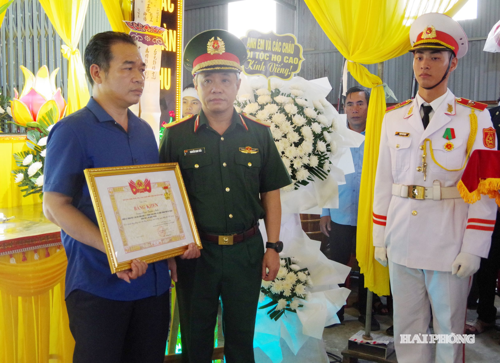 04.Thiếu tướng Nguyễn Nam Tiến, Ủy viên Thường vụ Đảng ủy, Chủ nhiệm Chính trị Quân khu 3 trao Bằng khen của Trung ương Đoàn Thanh niên Cộng sản Hồ Chí Minh cho đại diện thân nhân của Trung sĩ Cao Tuấn Anh.