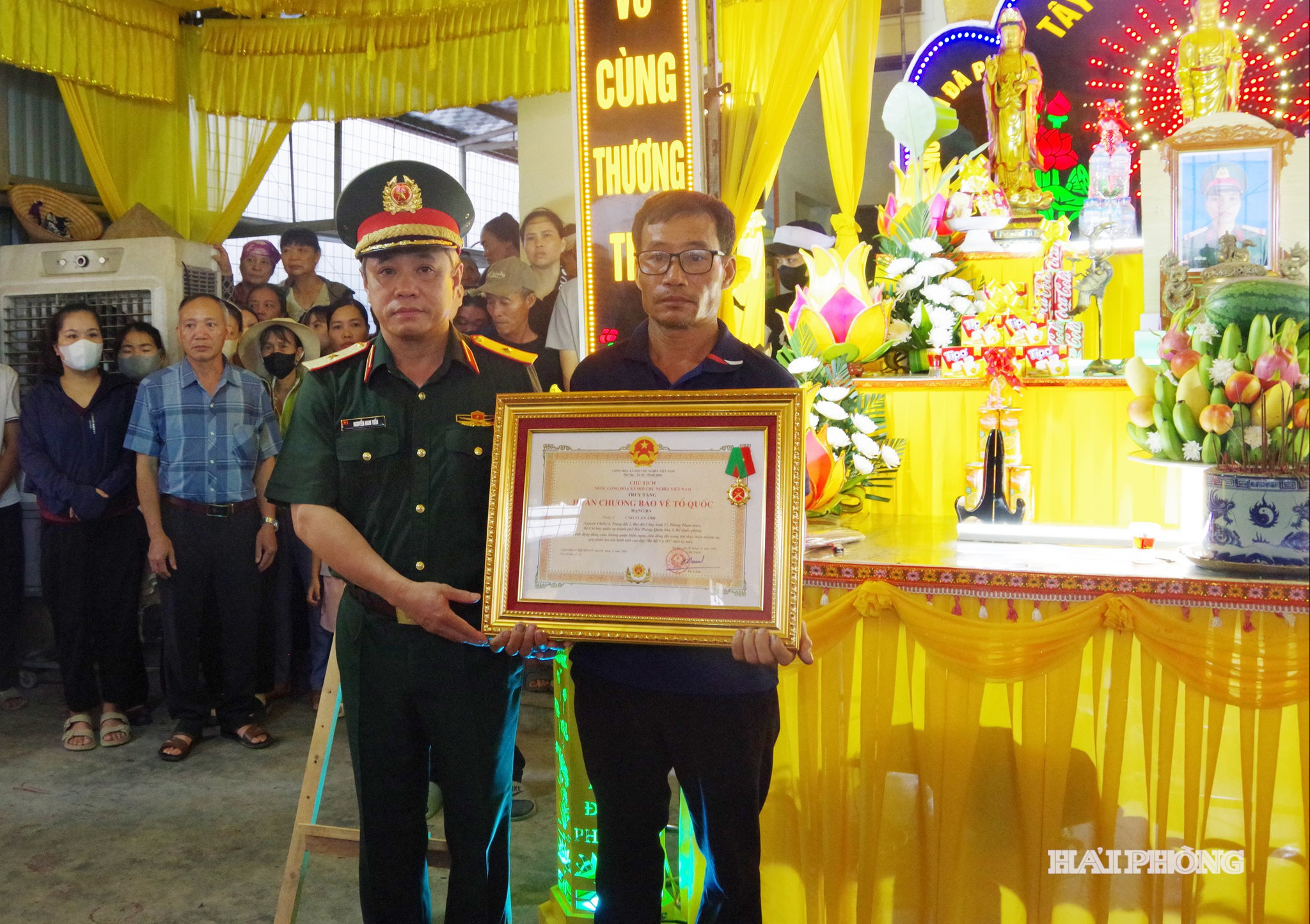 03.Thừa ủy quyền của Chủ tịch nước, Thiếu tướng Nguyễn Nam Tiến, Ủy viên Thường vụ Đảng ủy, Chủ nhiệm Chính trị Quân khu 3 trao Huân chương Bảo vệ Tổ quốc hạng Ba cho đại diện thân nhân của Trung sĩ Cao Tuấn Anh.