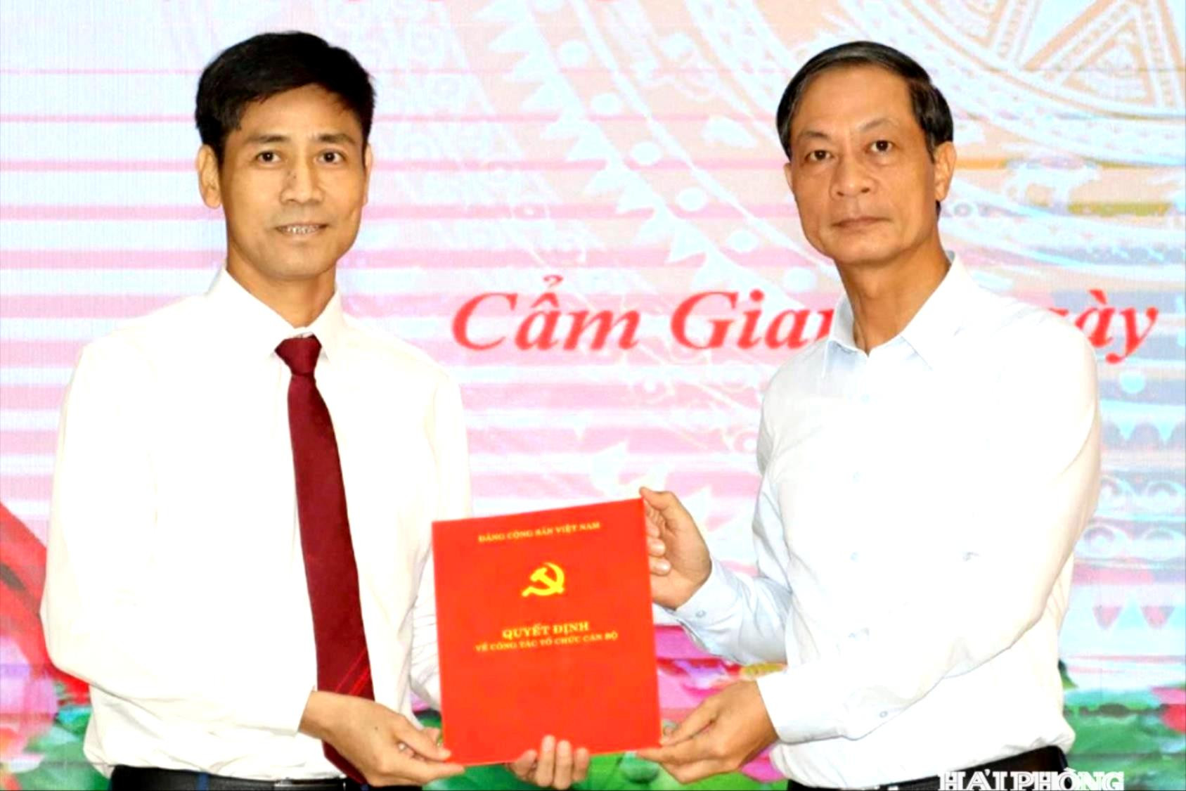 Đồng chí Đỗ Mạnh Hiến, Phó Bí thư Thường trực Thành ủy trao quyết định của Ban Thường vụ Thành ủy cho đồng chí Phạm Văn Tuyên.