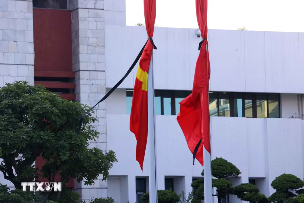 xvn-ha-noi-treo-co-ru-dung-cac-hoat-dong-vui-choi-trong-2-ngay-quoc-tang-chu-tich-quoc-hoi-lao-saysomphone-phomvihane-1.jpg.avif