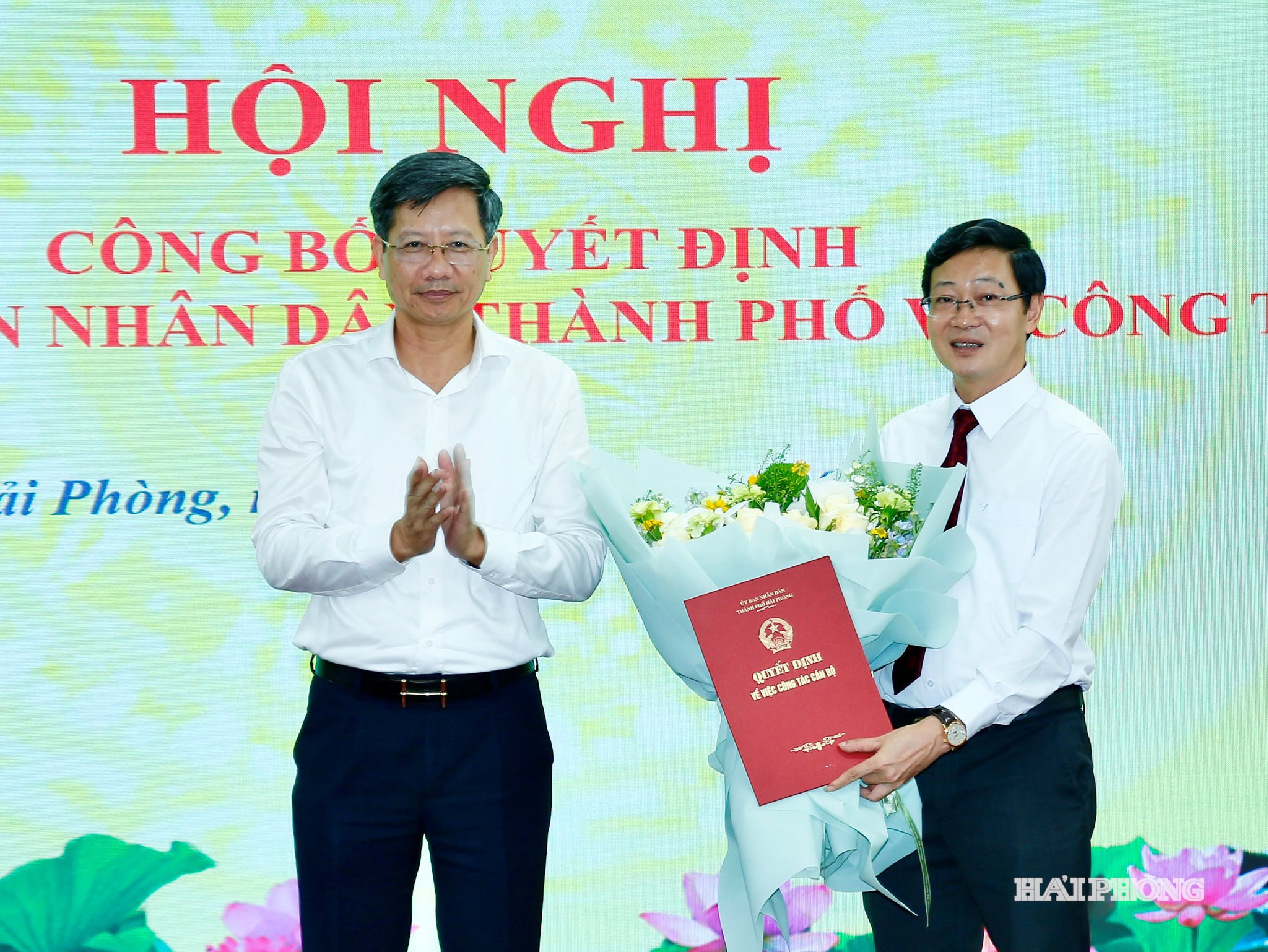 Đồng chí Lê Anh Quân, Uỷ viên ban Thường vụ Thành ủy, Phó chủ tịch Thường trực UBND thành phố trao Quyết định bổ nhiệm và tặng hoa chúc mừng đồng chí Bùi Xuân Lộc.