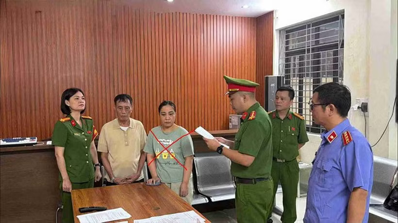 Cơ quan Cảnh sát điều tra Công an tỉnh Hưng Yên thi hành lệnh bắt bị can để tạm giam đối với Bùi Thị Hoài. (Ảnh: Công an tỉnh Hưng Yên)