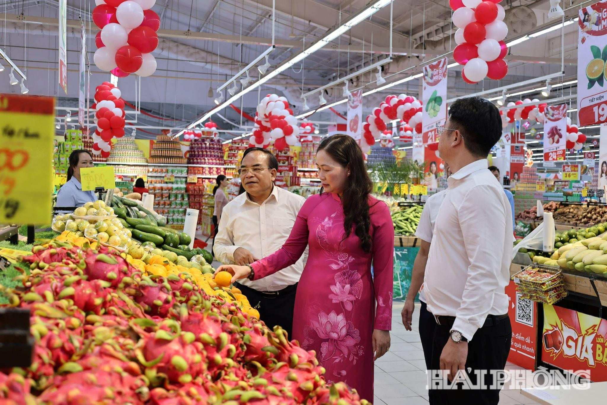 Các mặt hàng ra, củ, quả luôn thu hút người tiêu dùng tham quan, mua sắm.