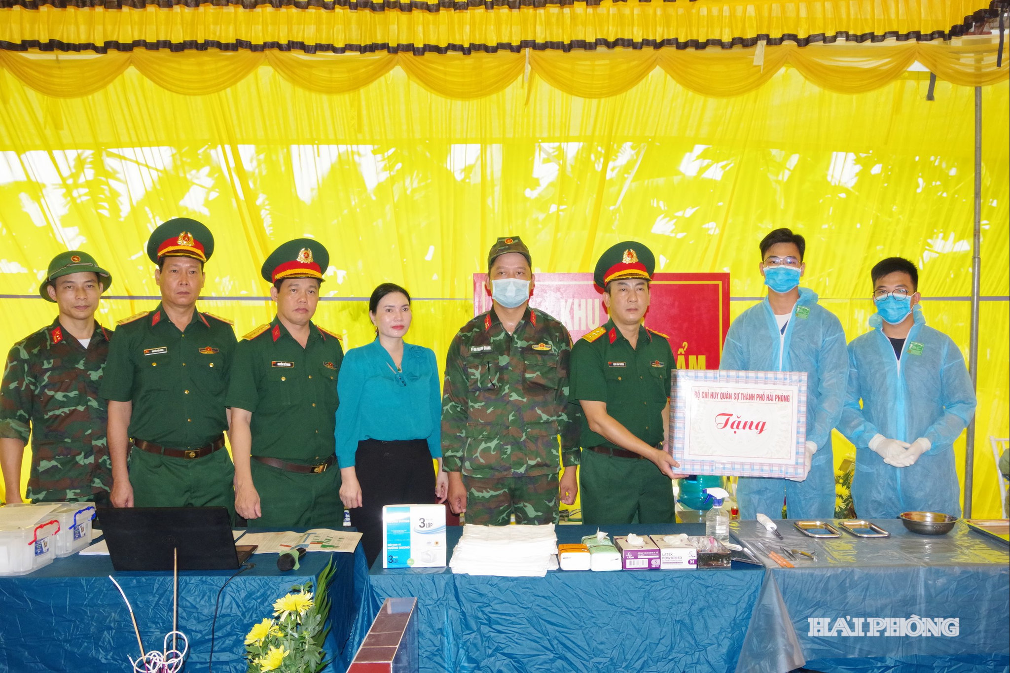 Thượng tá Đặng Văn Thương cùng đoàn công tác Tặng quà lực lượng thực hiện nhiệm vụ lấy mẫu hài cốt liệt sĩ phục vụ giám định ADN