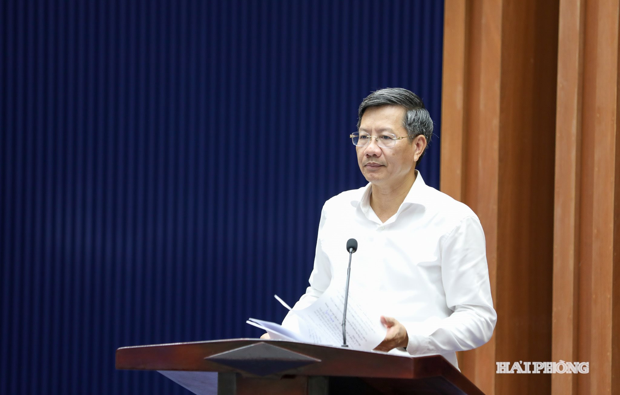 Đồng chí Lê Anh Quân, Uỷ viên Ban Thường vụ Thành uỷ, Phó Chủ tịch Thường trực UBND thành phố báo cáo tại hội nghị