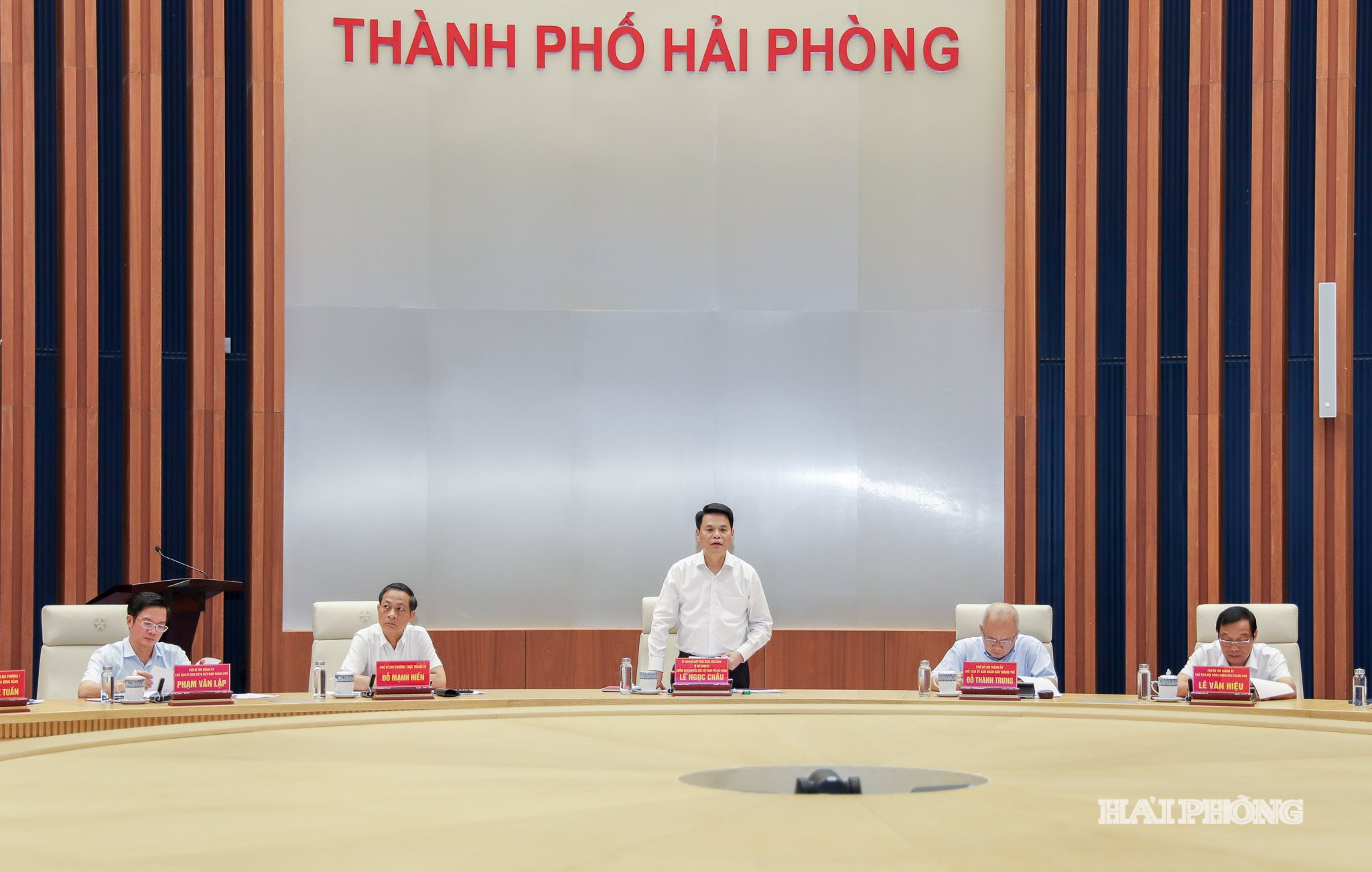 Đồng chí Lê Ngọc Châu, Uỷ viên Trung ương Đảng, Bí thư Thành uỷ, Trưởng đoàn Đại biểu Quốc hội thành phố Hải Phòng phát biểu kết luận hội nghị