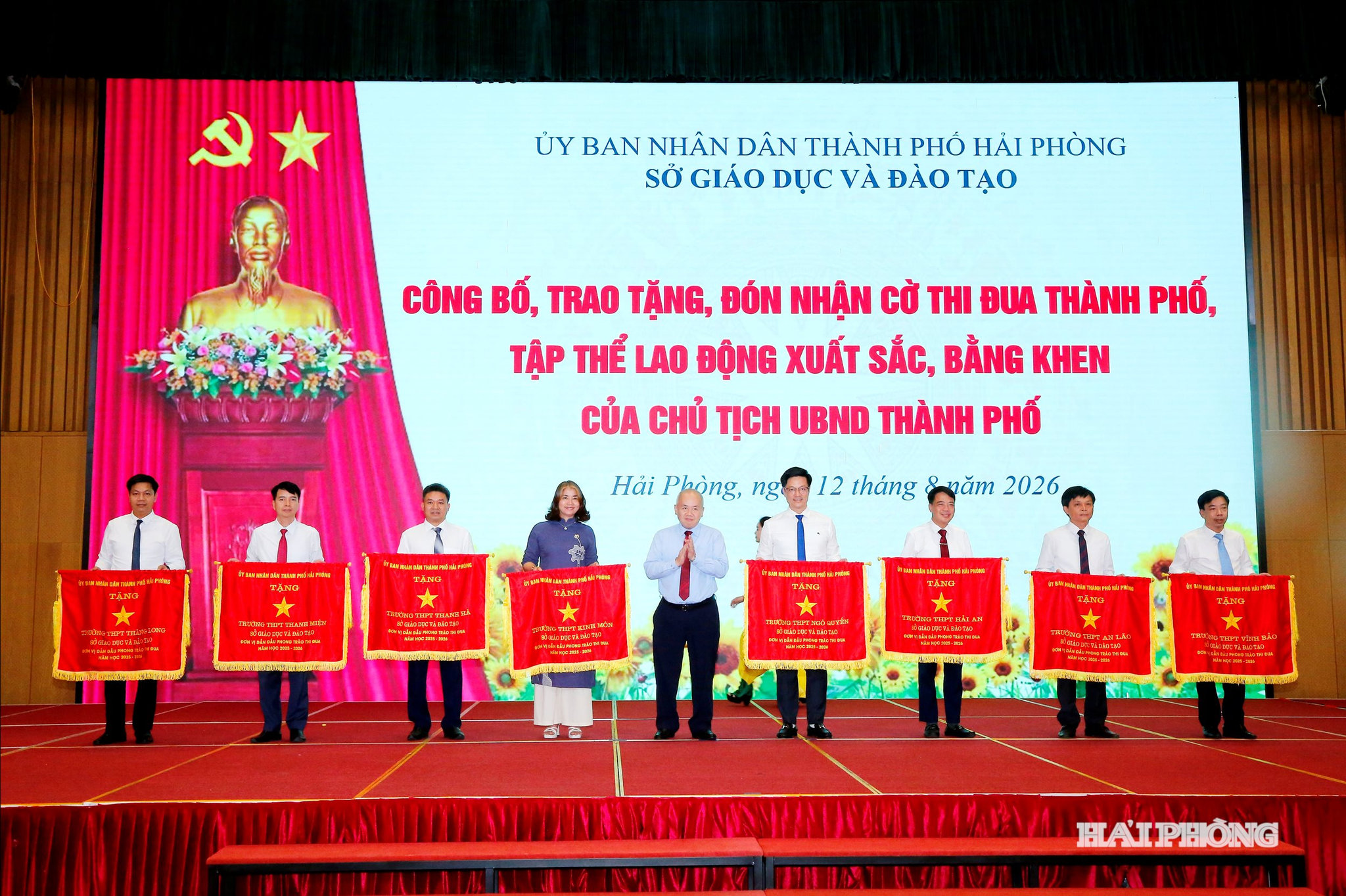 Đồng chí Đỗ Thành Trung, Chủ tịch UBND thành phố trao cờ thi đua Xuất sắc tặng các Trường THPT có thành tích xuất sắc trong công tác giáo dục