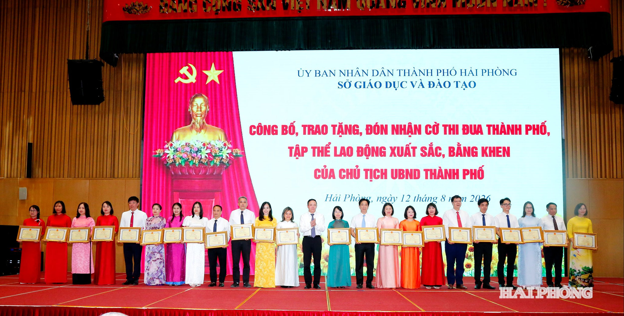 Đồng chí Đào Trọng Đức, Phó chủ tịch UBND thành phố Trao Bằng khen của thành phố tặng các tập thể và cá nhân