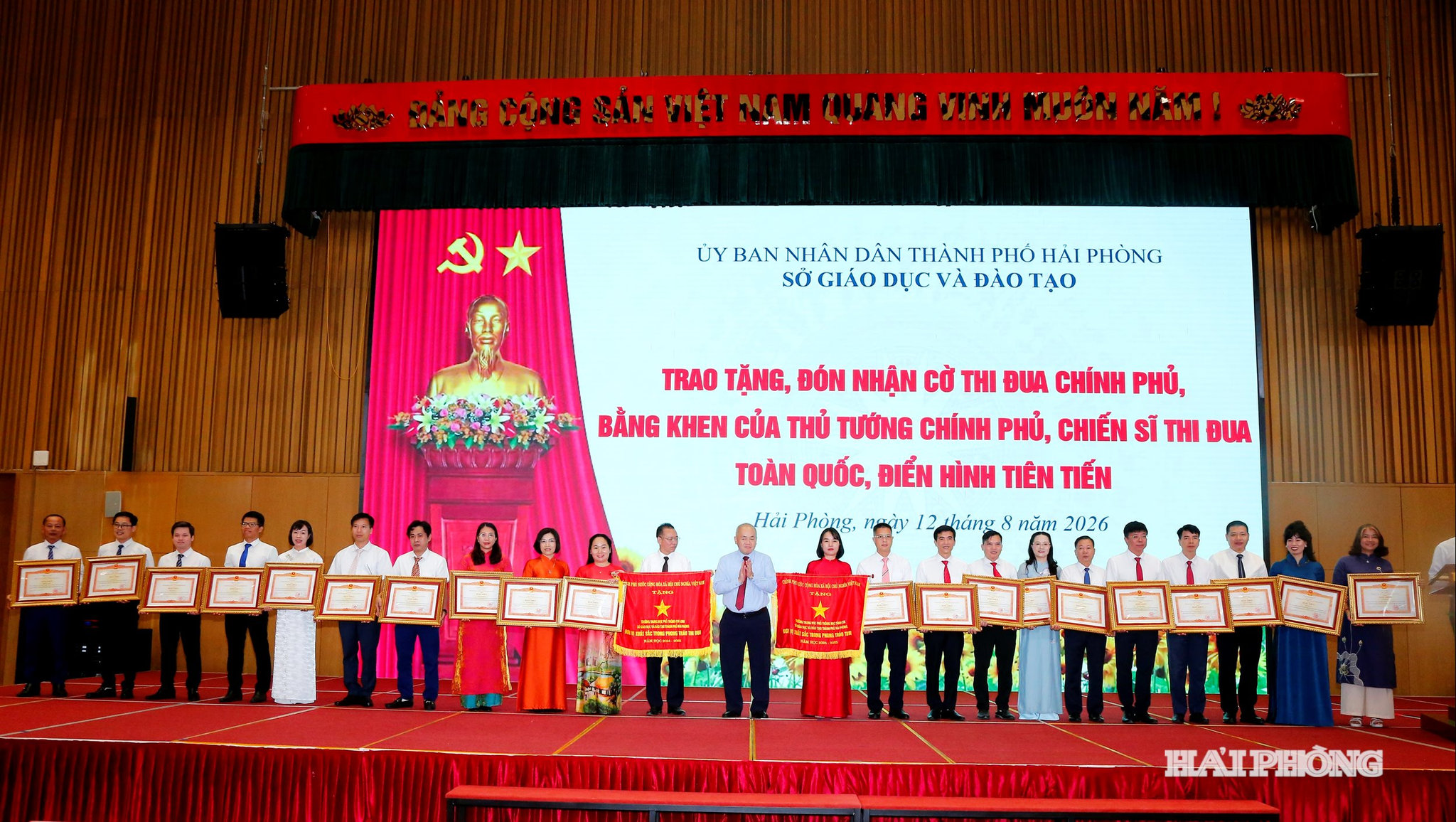 Đồng chí Đỗ Thành Trung, Chủ tịch UBND thành phố trao Cờ thi đua và Bằng khen của Chính phủ tặng các tập thể và cá nhân