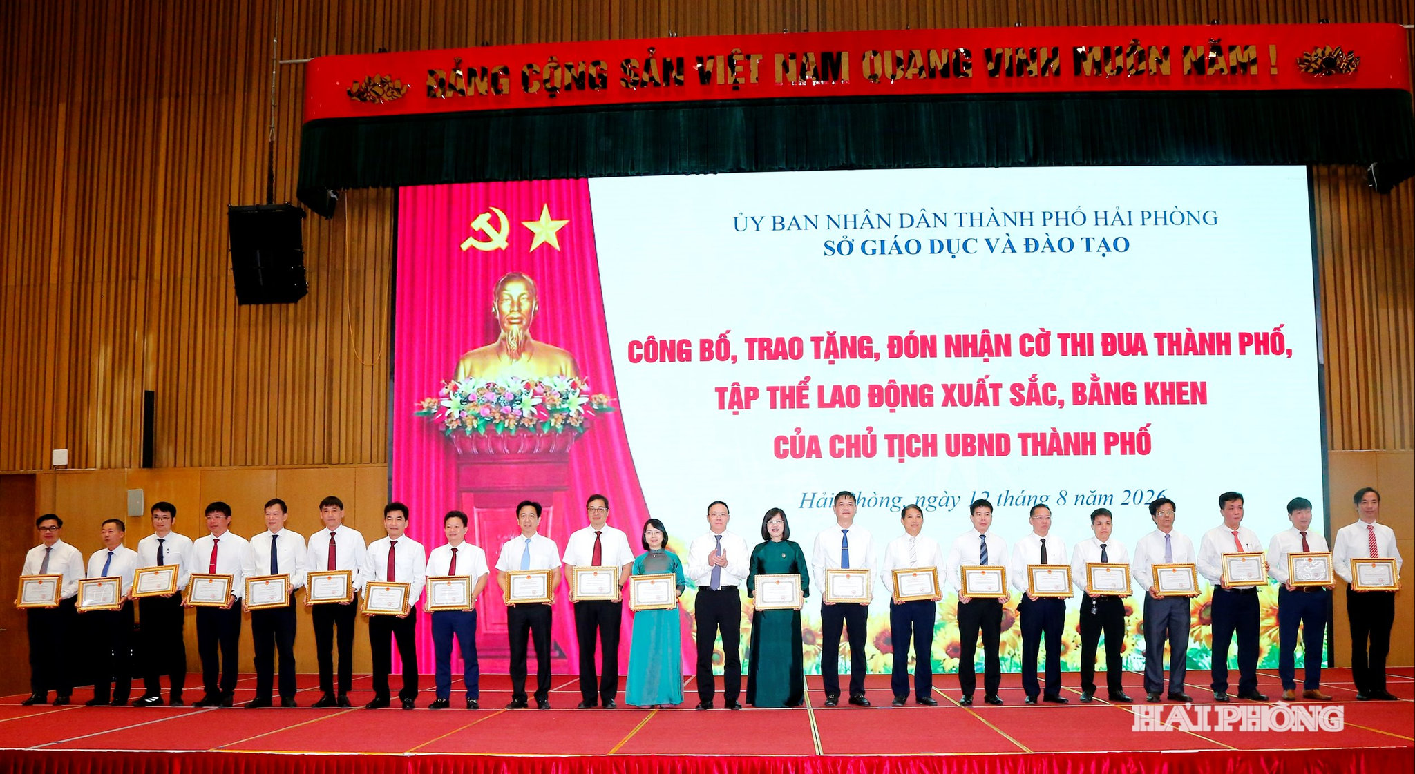 Đồng chí Đào Trọng Đức, Phó Chủ tịch UBND thành phố trao Bằng khen của thành phố tặng các tập thể và cá nhân