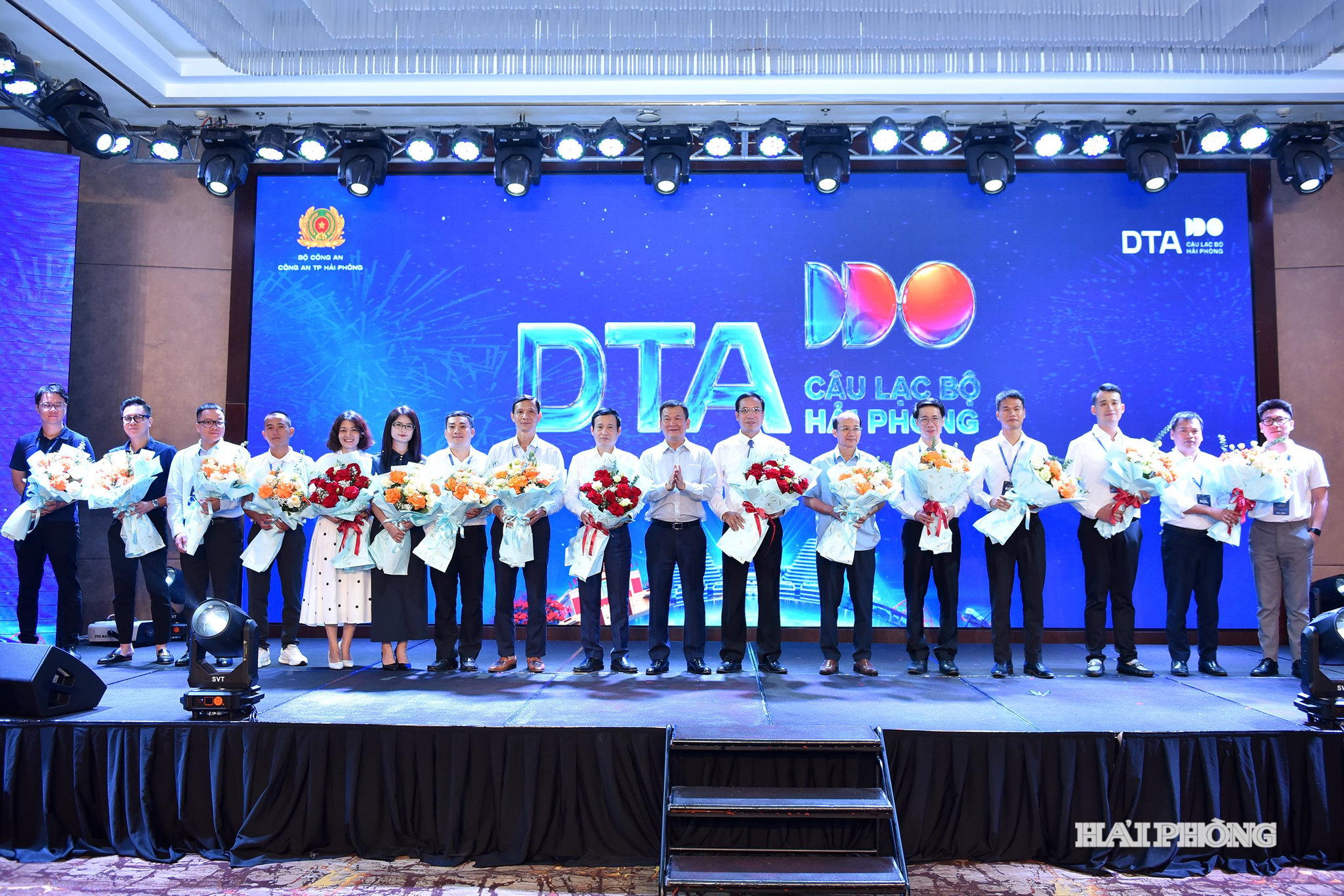 Thiếu tướng Bùi Quang Bình, Uỷ viên Ban Thường vụ Thành uỷ, Giám đốc Công an thành phố cùng các thành viên câu lạc bộ Niềm tin số Hải Phòng.